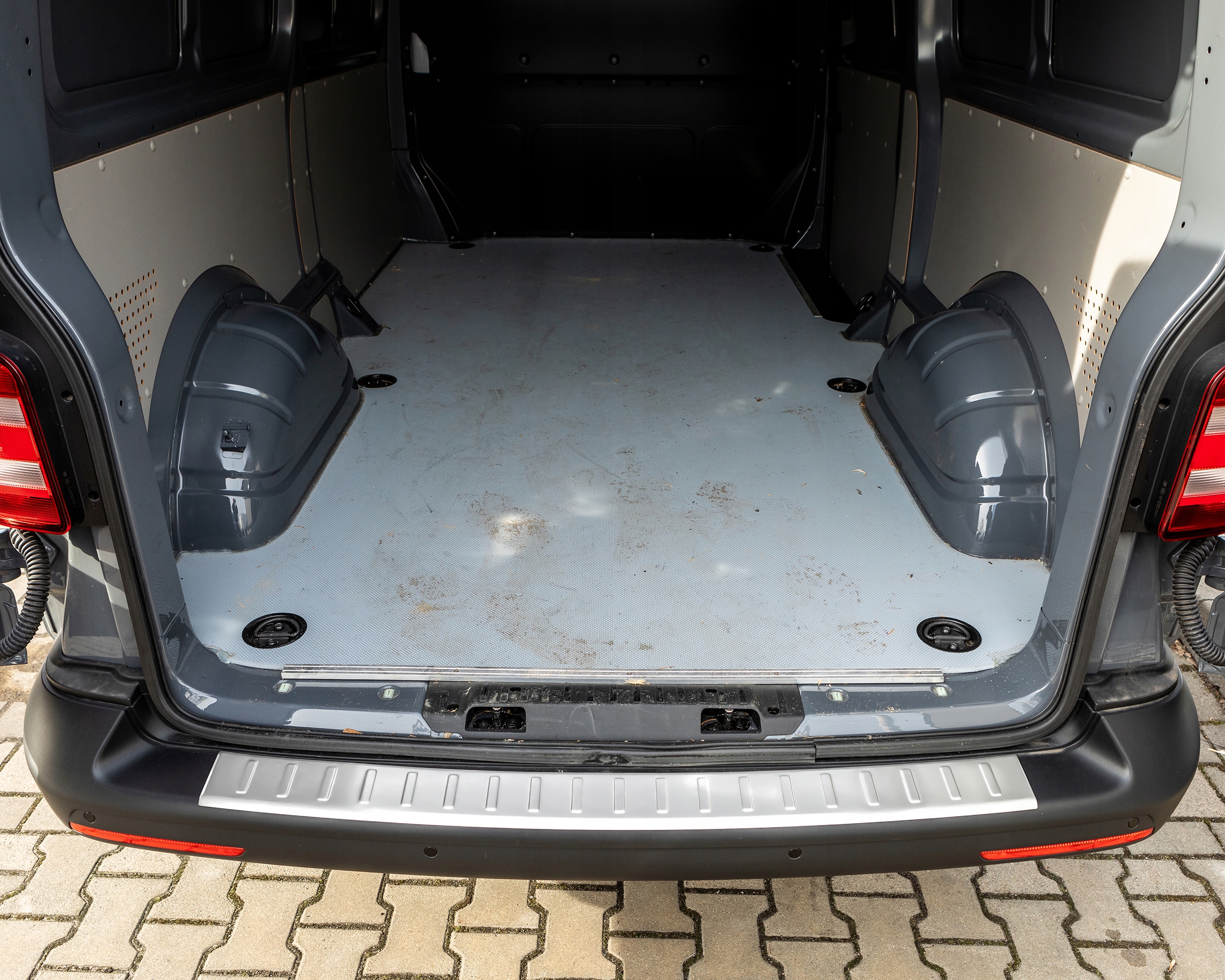 Listwa nakładka na zderzak VW T5 CARAVELLE 2003-15 Producent TNG