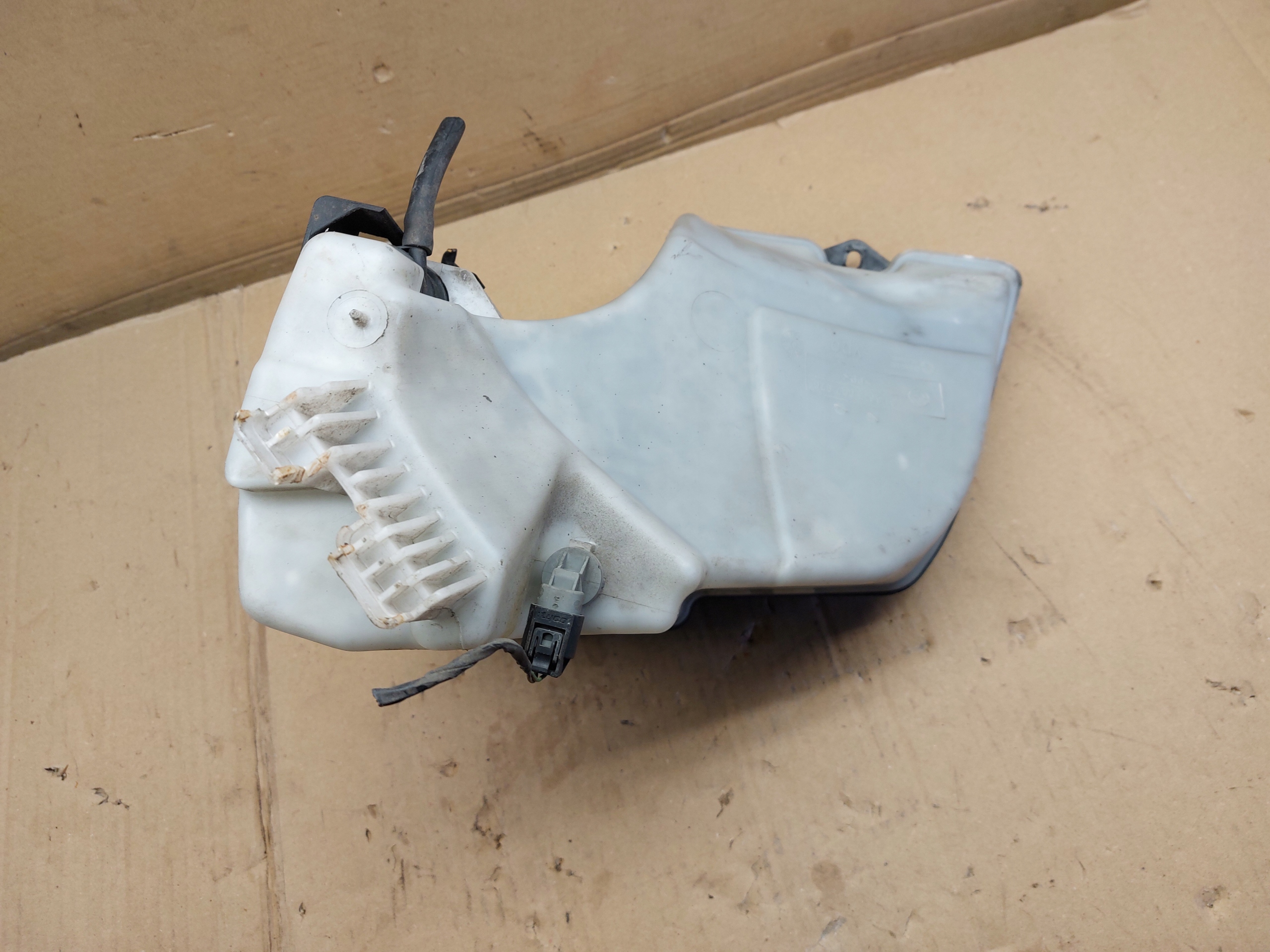 BMW E Z4 E85 07r washer fluid tank 7007970