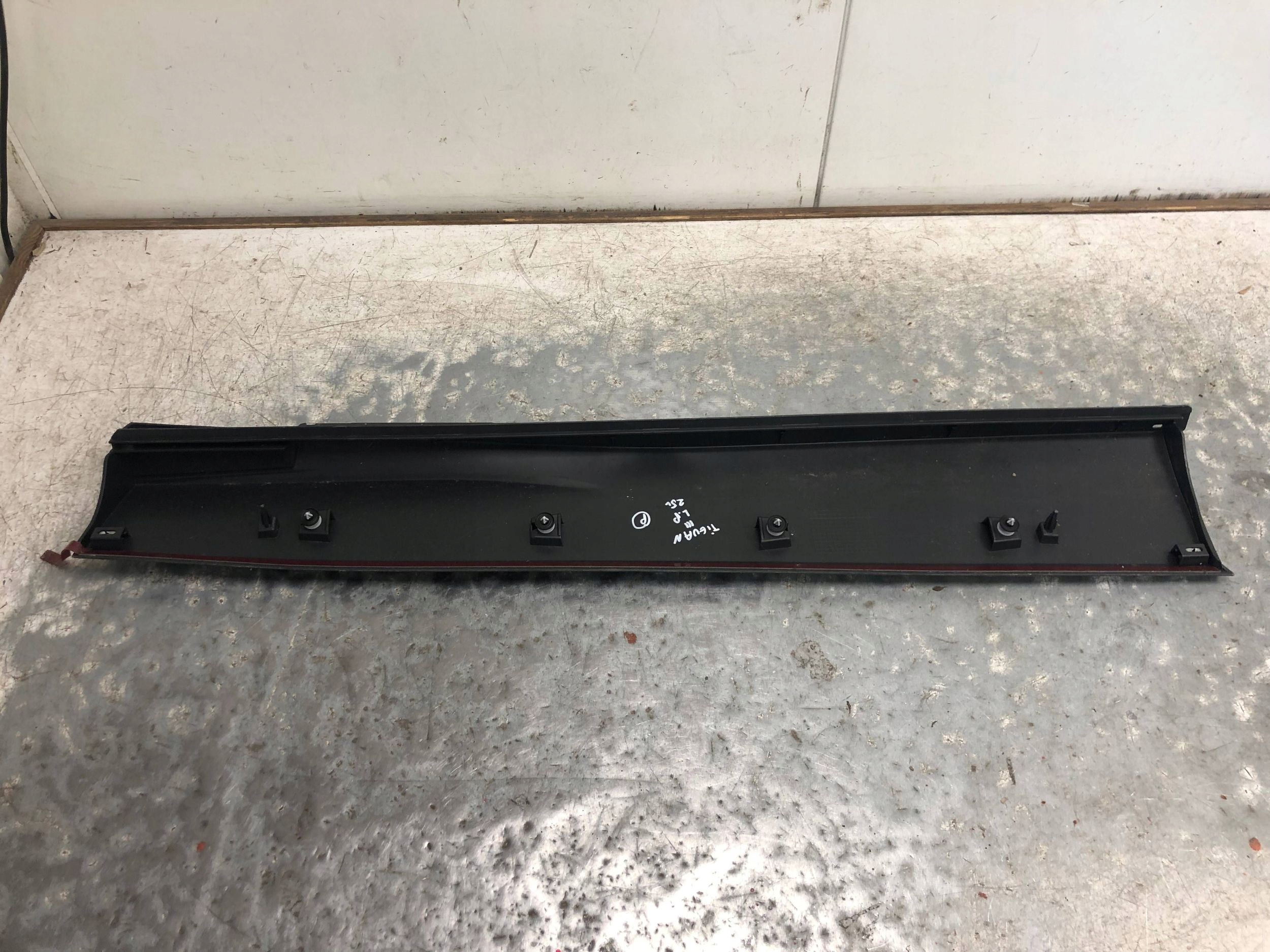 moulding door left front VW TIGUAN III 571854939C