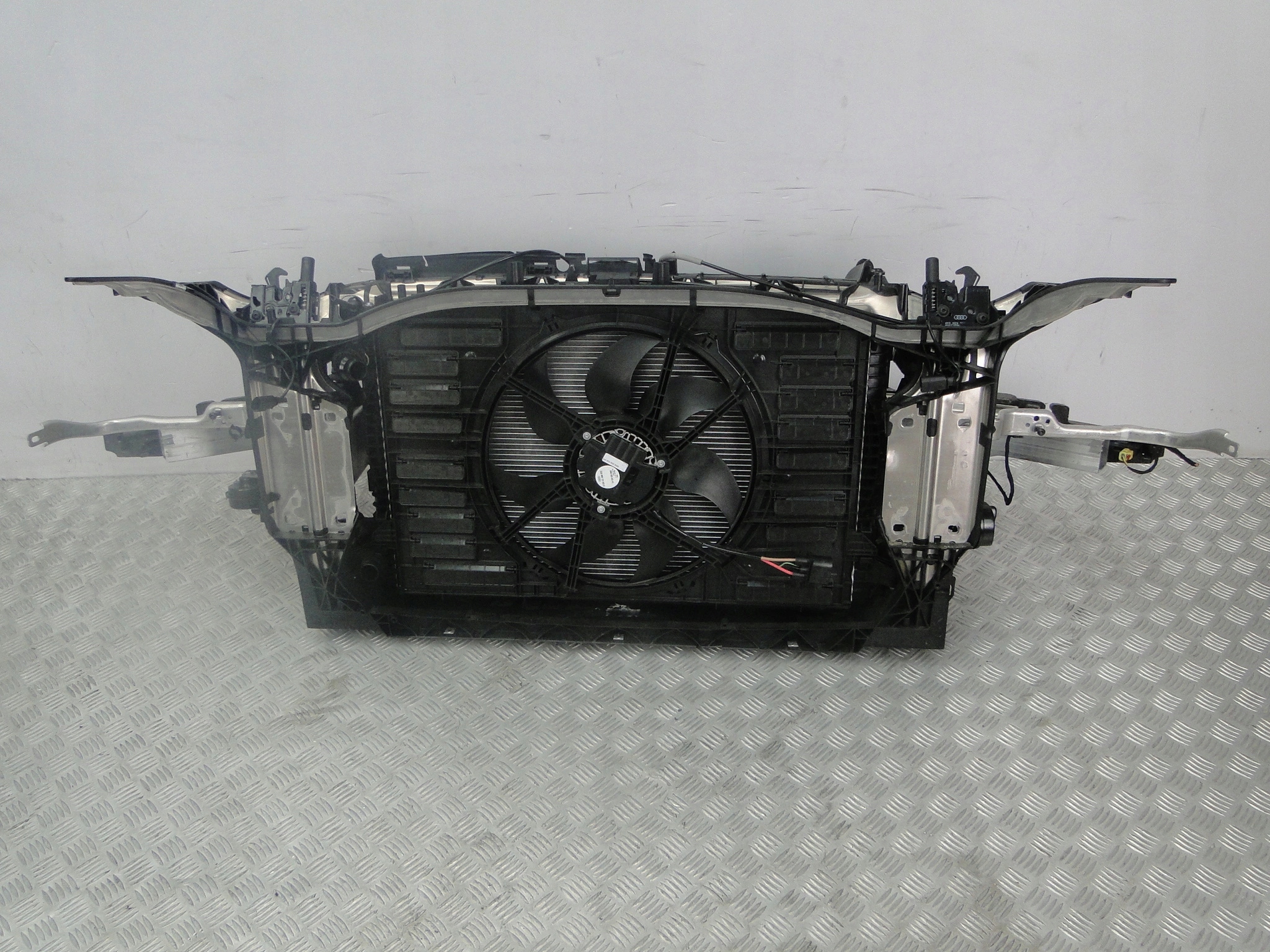 Pas przedni chłodnice Audi A7 4K8 2.0TFSI 2021r Strona zabudowy przód