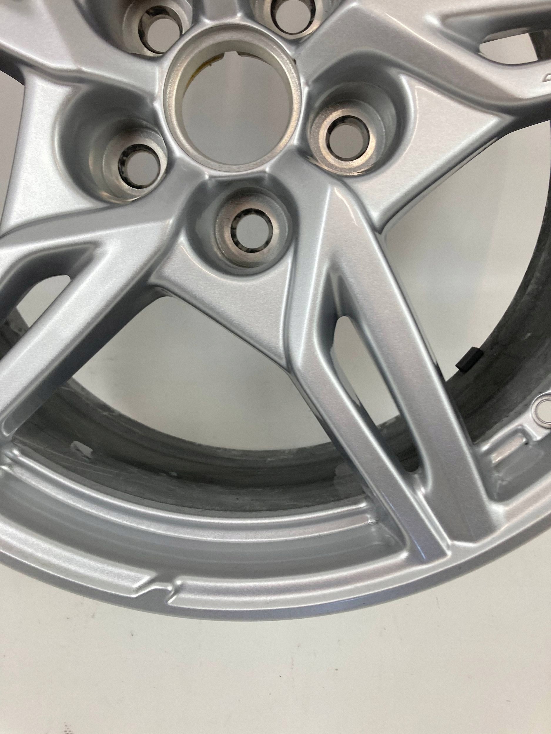 Chevrolet Corvette C8 Stingray disk disk hliníkový 19' OEM 2020-2024
