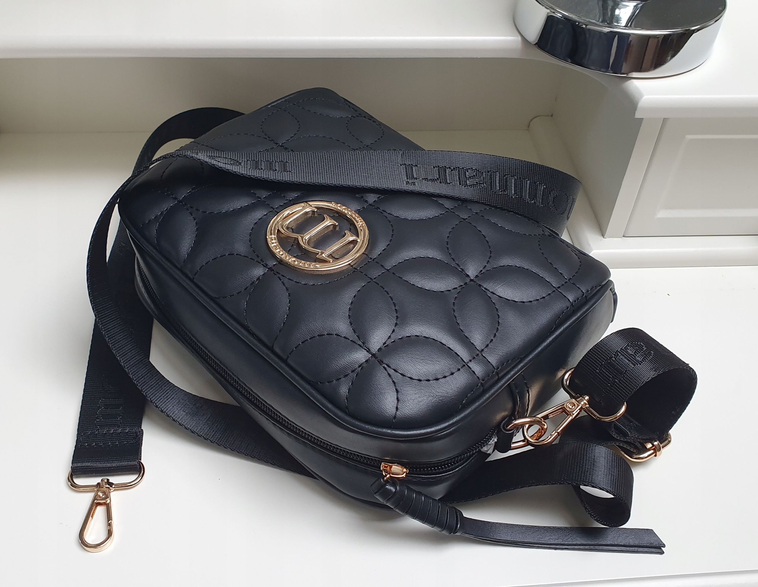 TOREBKA NA RAMIĘ LISTONOSZKA MONNARI PASEK LOGO Materiał dominujący skóra ekologiczna