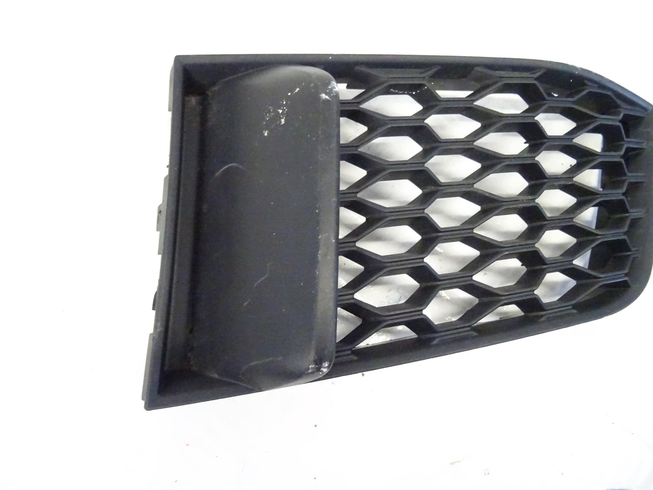 grid of a bumper front left AUDI TTS 8S 8S0807681