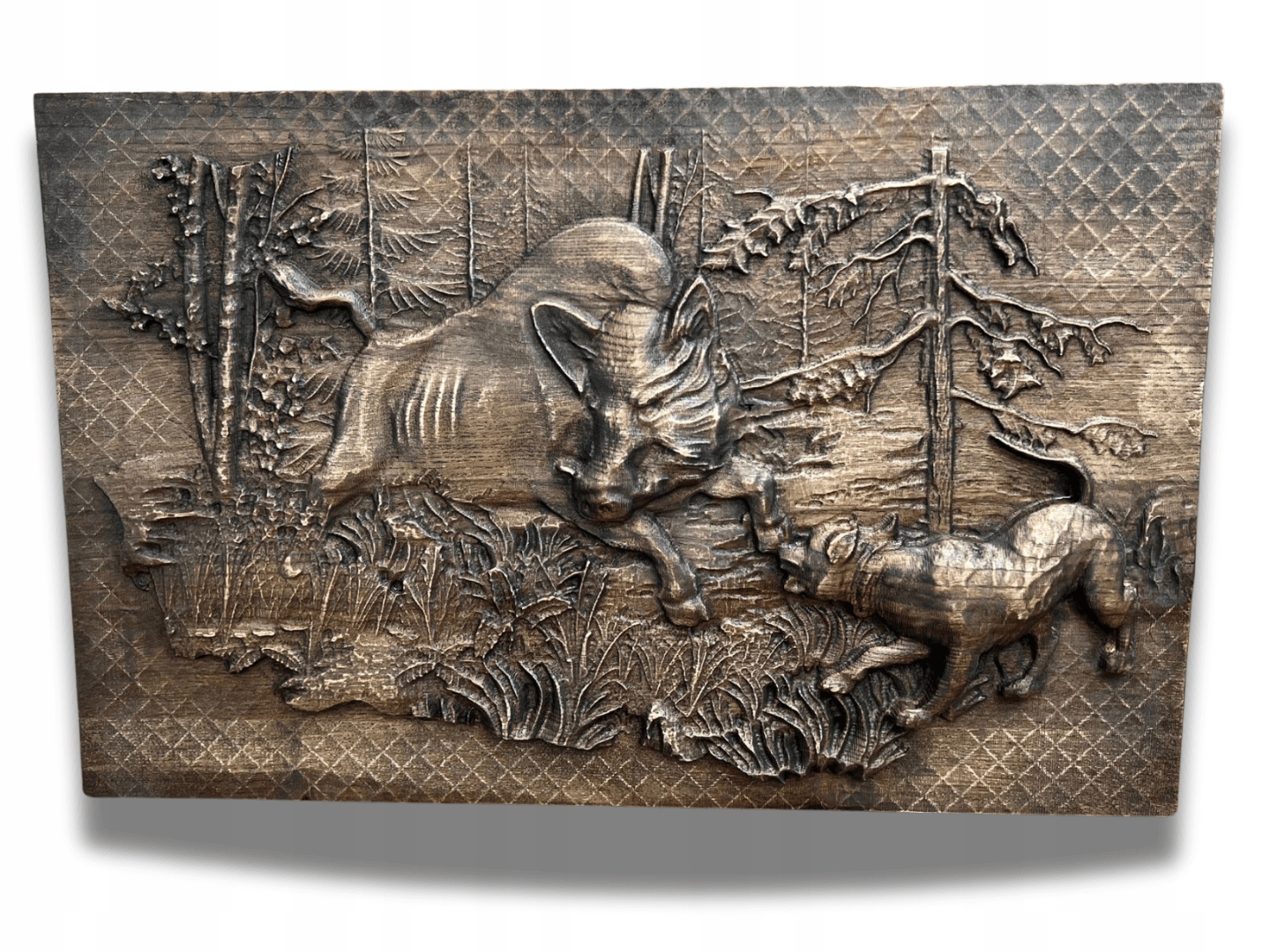 Dárek pro myslivce dřevěná plastika s motivem lovu divočáka pro lesníka