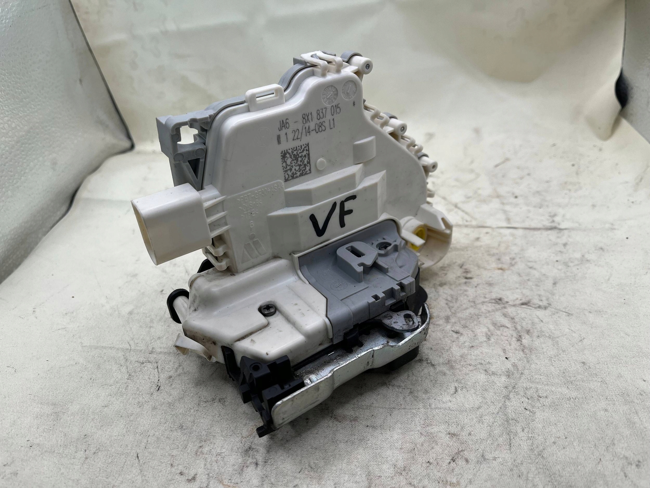 8X1837015, lock door left front AUDI A4 B9 !J