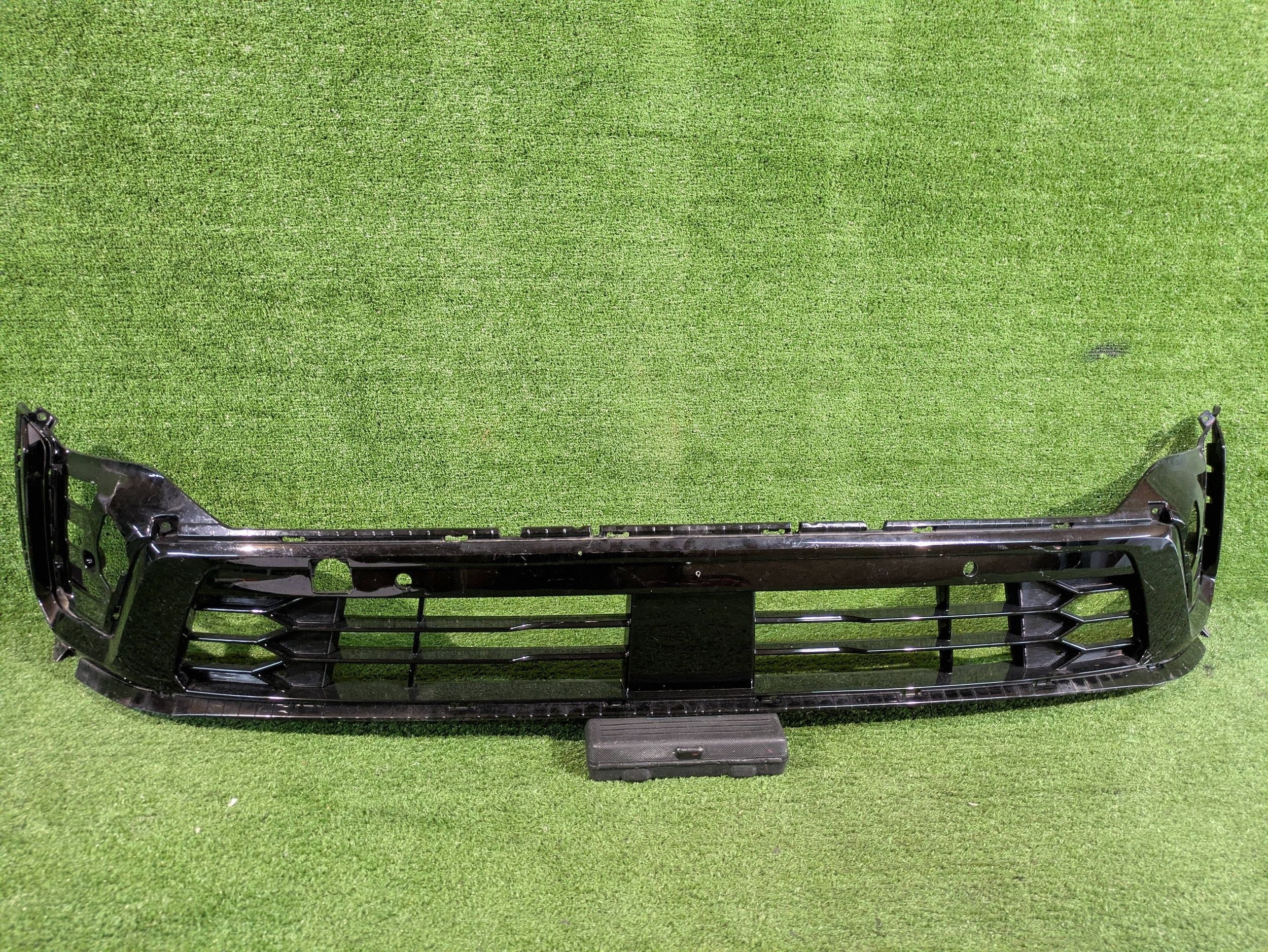 grid lower central of a bumper front KIA SORENTO IV NR.297