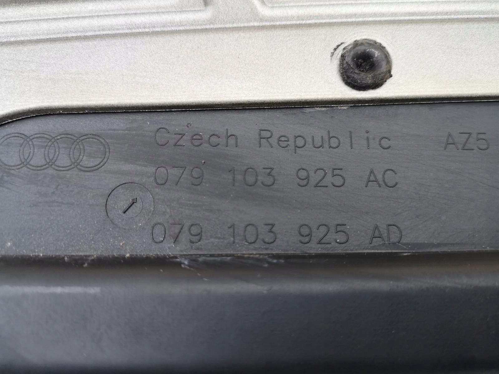 AUDI A8 D4 OSŁONA POKRYWA SILNIKA 079103925AC Producent części Audi OE