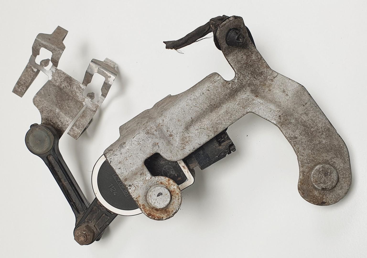 A0009053704 - Датчик вирівнювання правий задній MERCEDES GLC W253