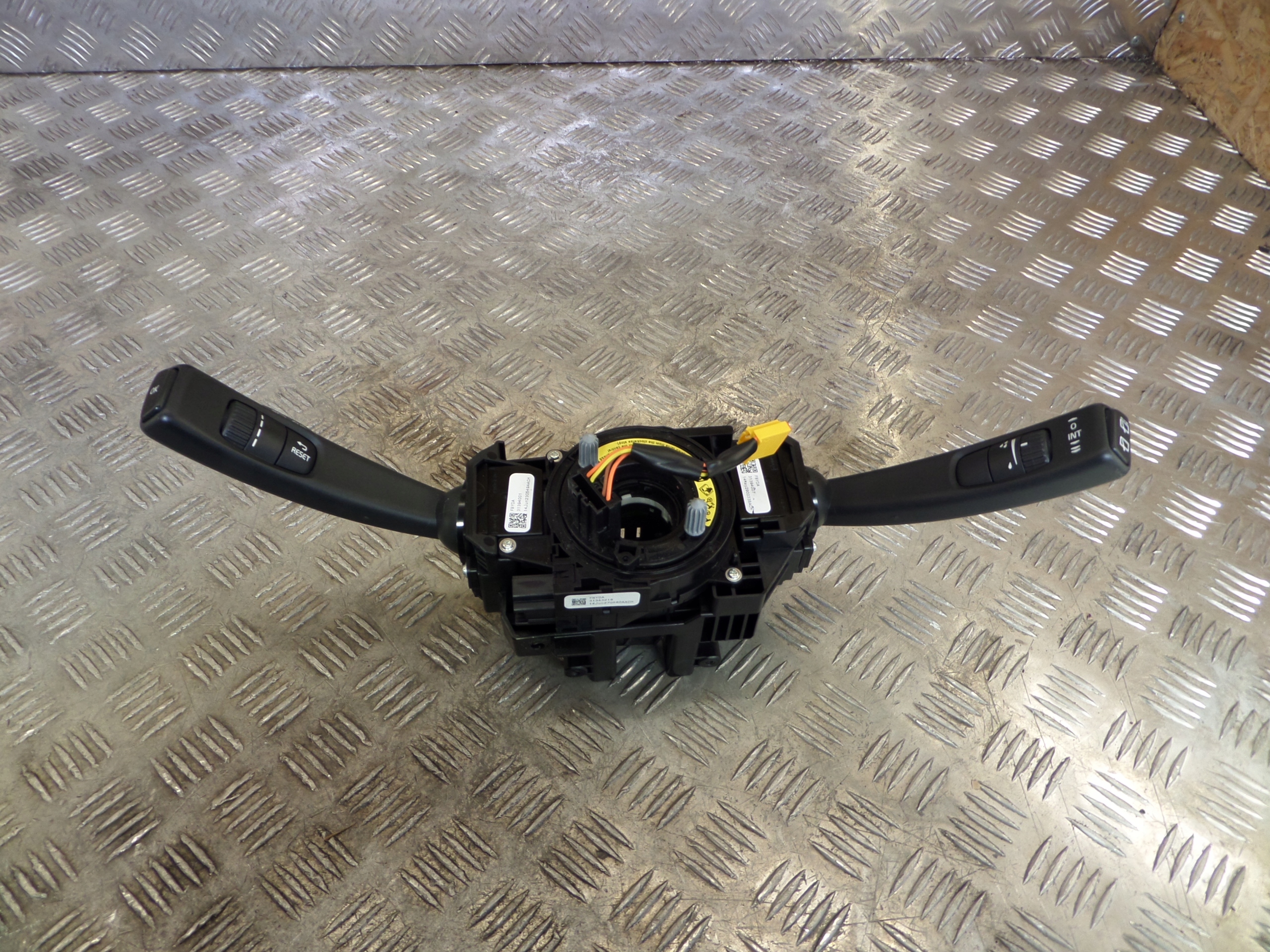 steering wheel levers and controls ring VOLVO V40 II 31343021