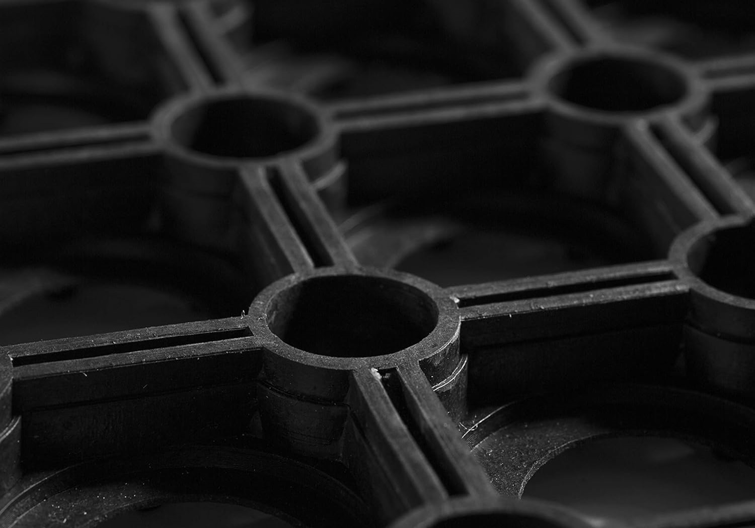 NAKŁADKI NA SCHODY Z RANTEM ZEWNĘTRZNE GUMOWE GRUBE AŻUROWE ANTYPOŚLIZGOWE Kształt prostokątny