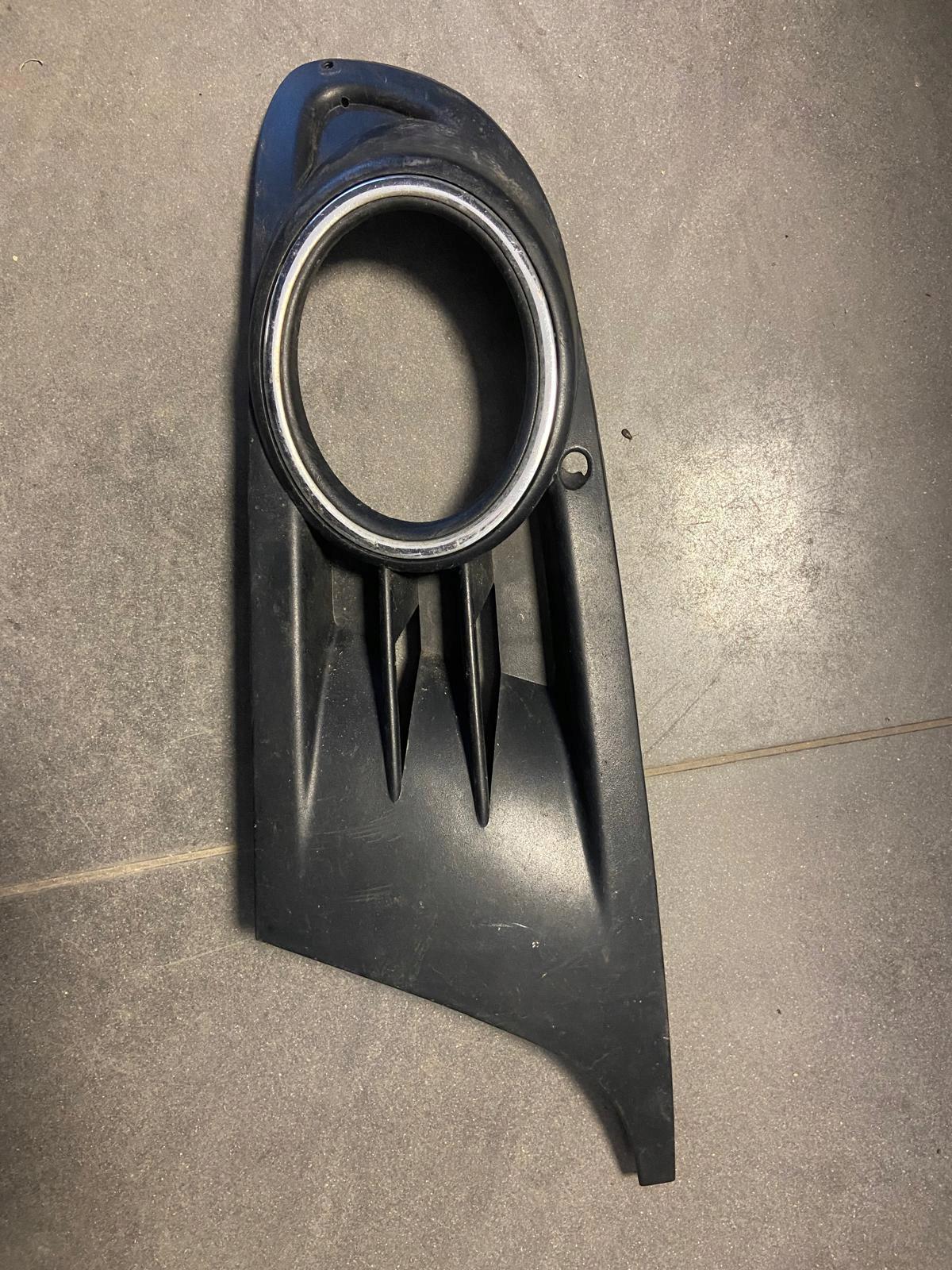 VOLKSWAGEN GOLF VARIANT grid of a bumper left 1K9854661A