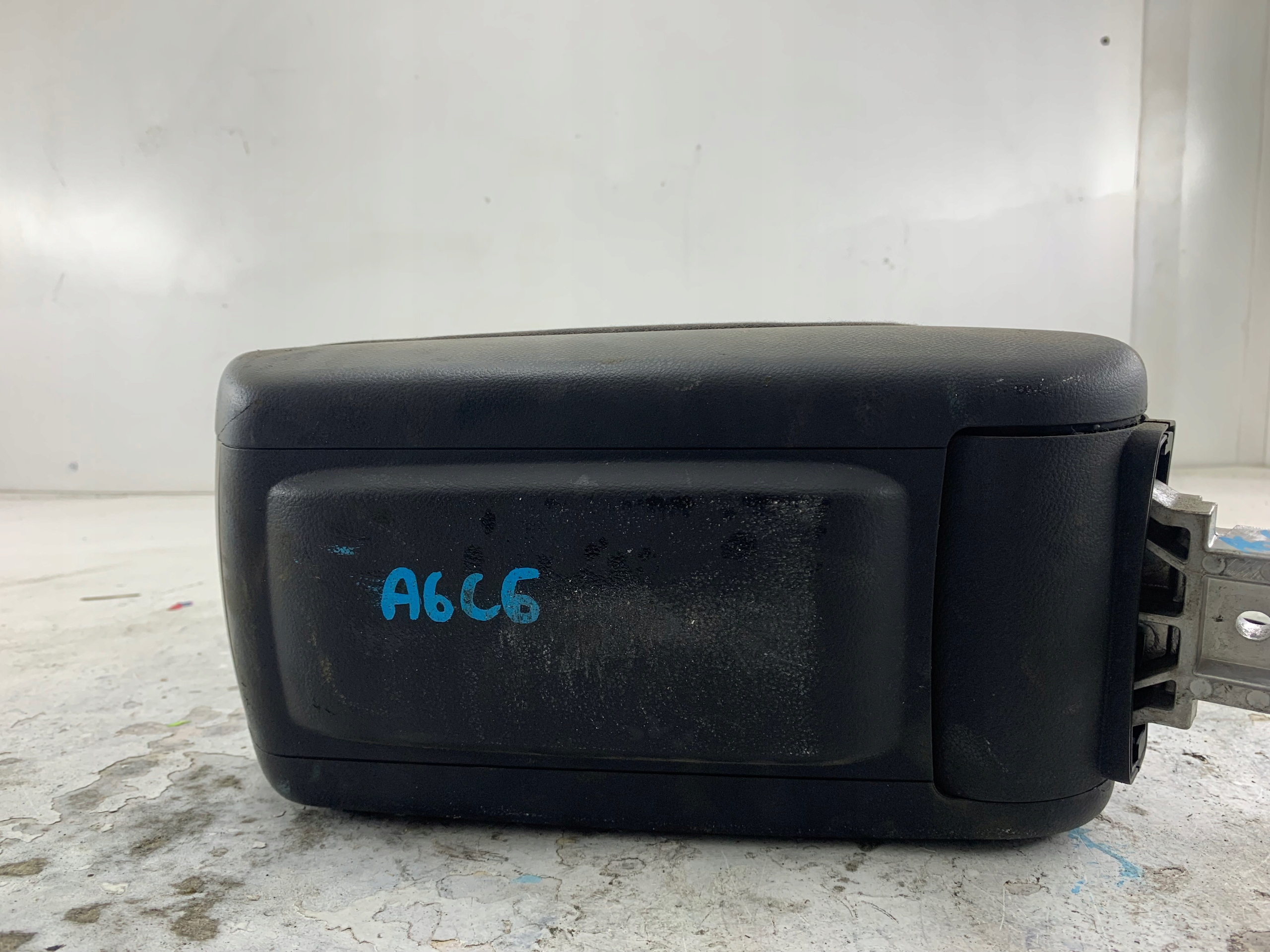 AUDI A6 C6 armrest passenger compartment