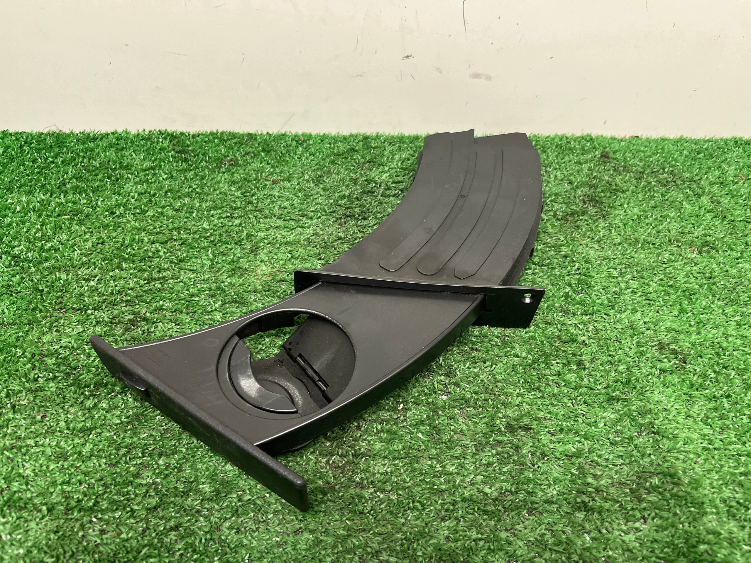 passenger compartment bracket for left CUPHOLDER BMW E60