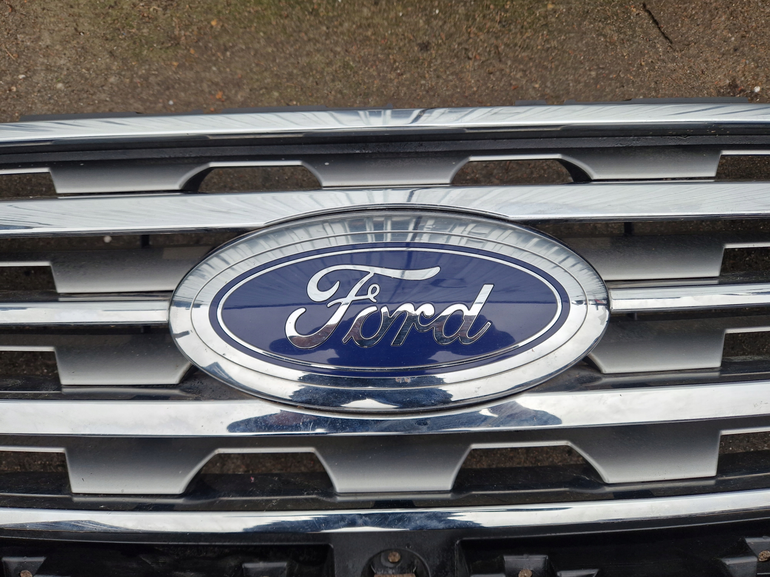 FORD EXPEDITION 2018 - 2021 решетка перед радиатора хром без камеры