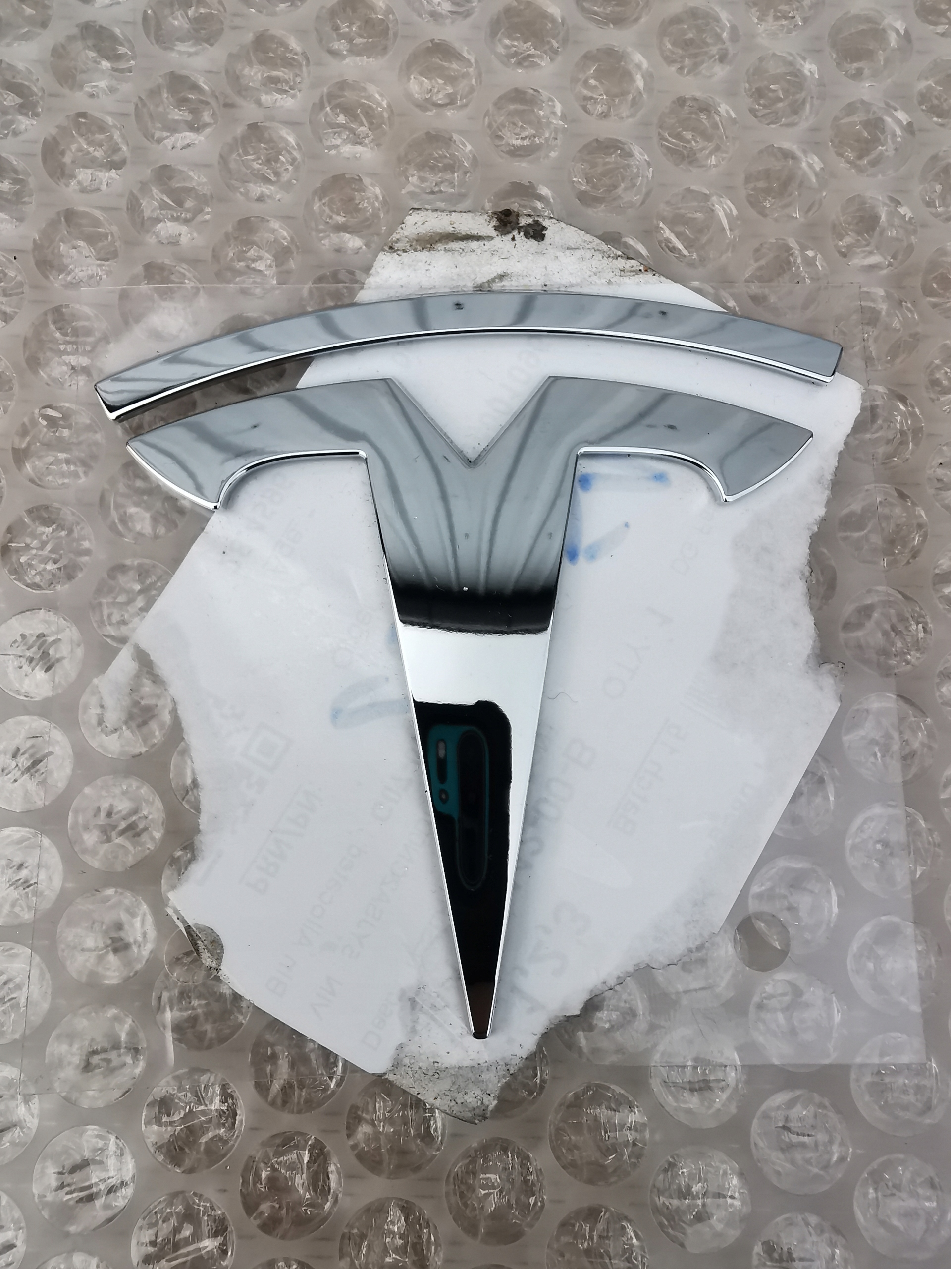 TESLA S 12-16 ZNACZEK EMBLEMAT LOGO GRILL PRZÓD 1017442-00-B Marka Tesla