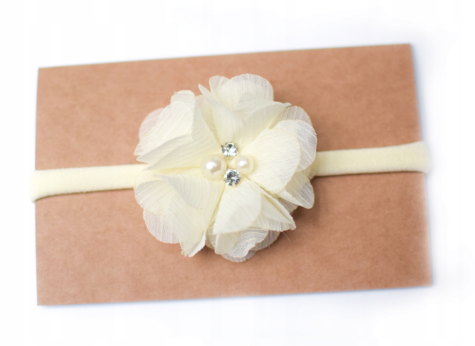 OPASKA na głowę z tiulowym kwiatuszkiem ecru chrzest roczek