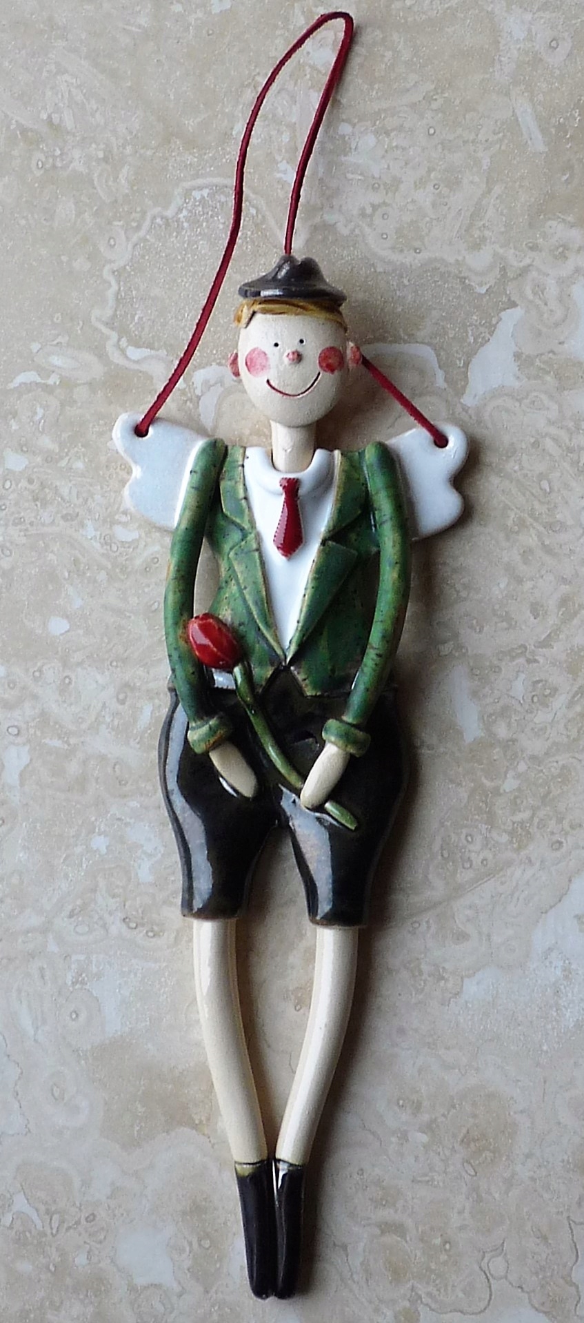 Keramická figurka Anděl Zelený chlapec s květinou Dárek socha 25 cm