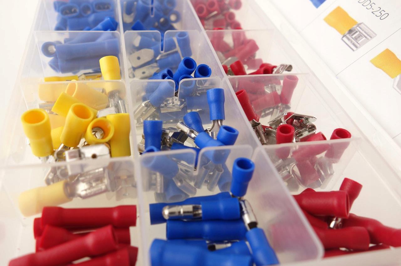 KOŃCÓWKI DO PRZEWODÓW KONEKTORY ELEKTRYCZNE ZACISK Marka Amio