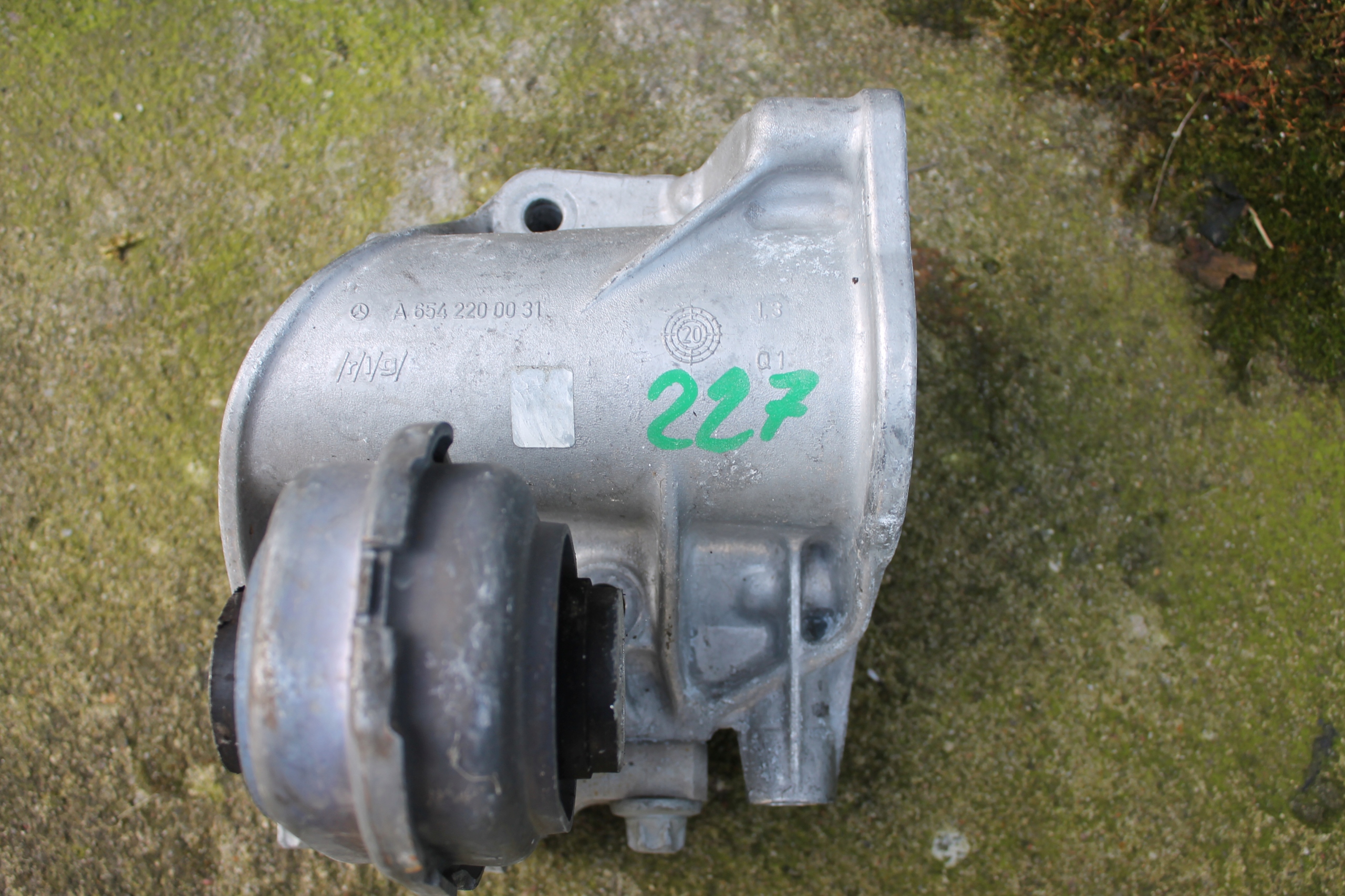 227. engine supporting mount MERCEDES A6542200031