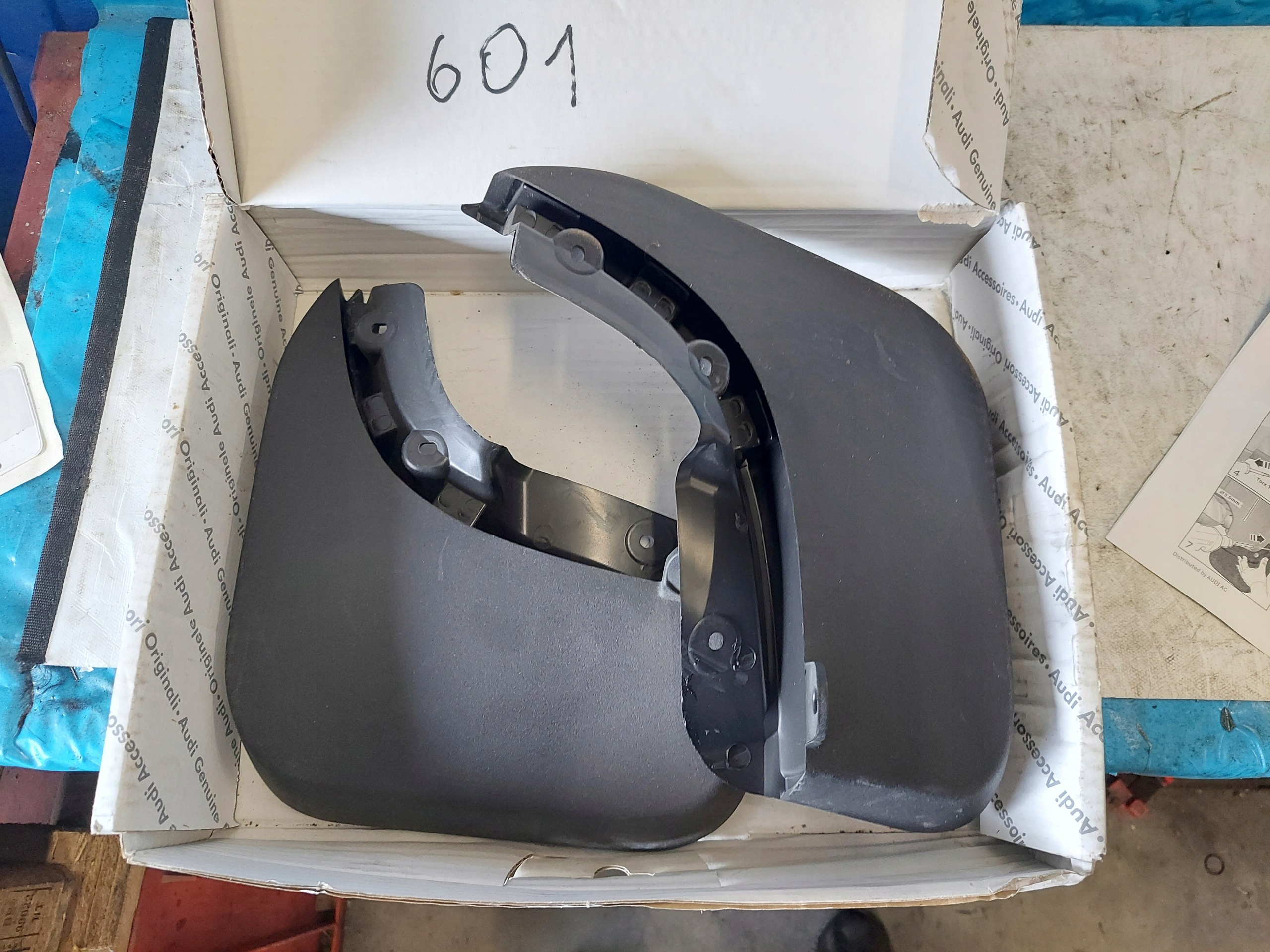 mudguard flaps rear. AUDI Q5 8R 8R0075101B