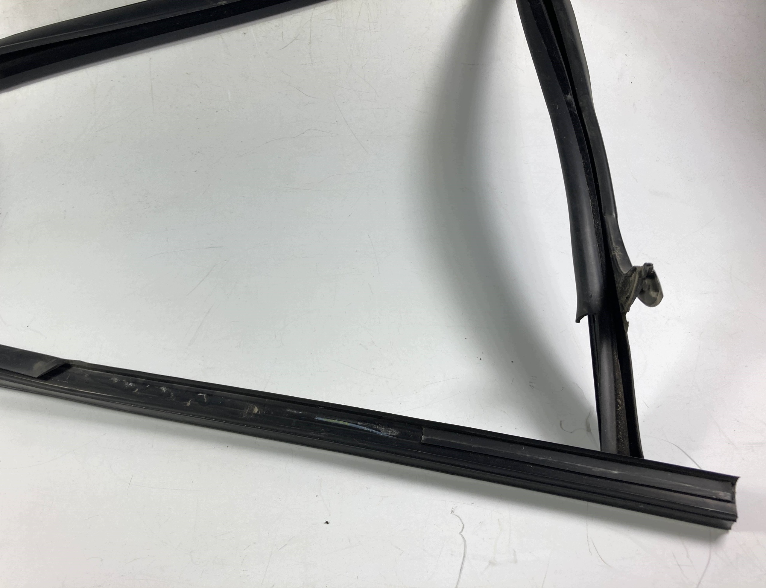 Jeep Wrangler JL gasket windows left front 2018-26