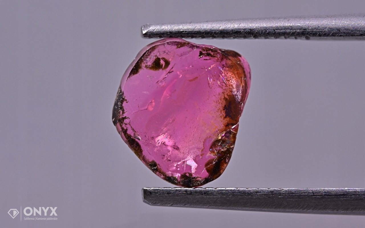 Turmalín nepravidelná dlažba 8,5x7 mm