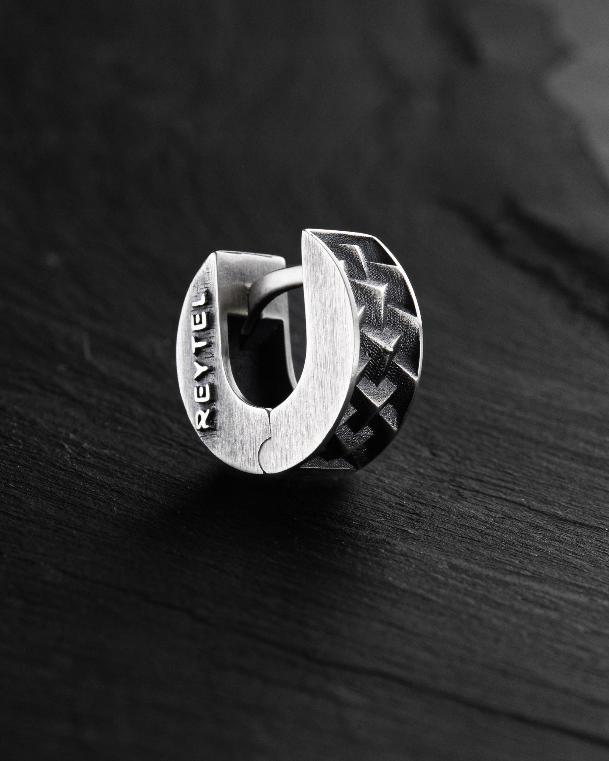 Stříbrné mono náušnice Reifen