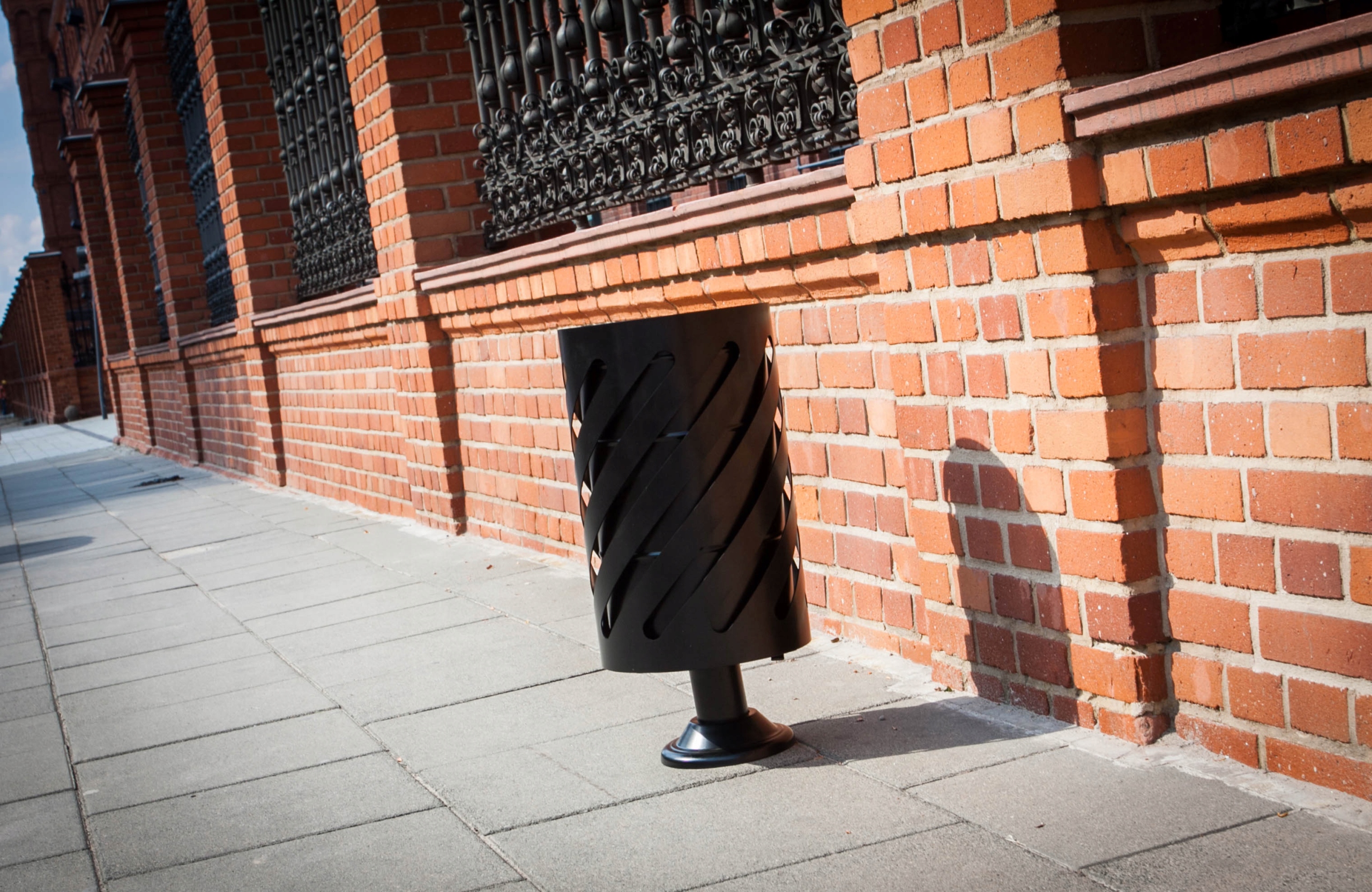 Kosz na śmieci miejski, uliczny, parkowy Andora B Szerokość produktu 28 cm