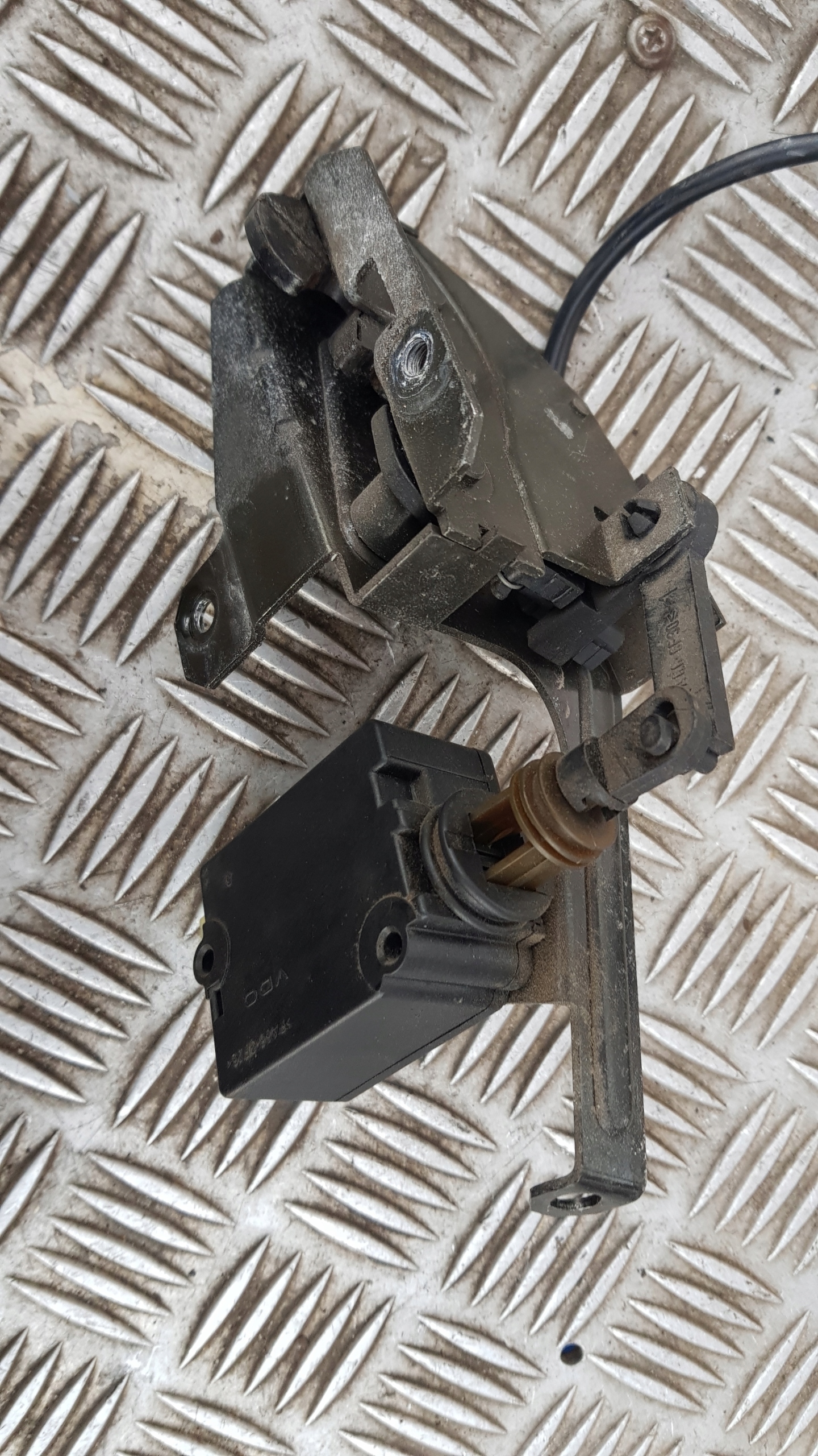 BMW E39 lock bonnet damper 8384069