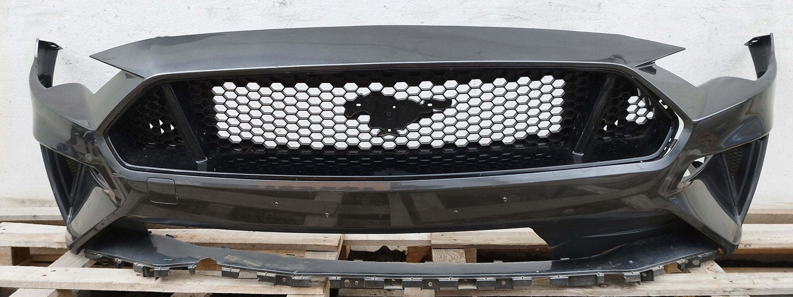 FORD MUSTANG VI LIFT GT 5.0 2018 - front bumper front JR3B-17C331-BDW