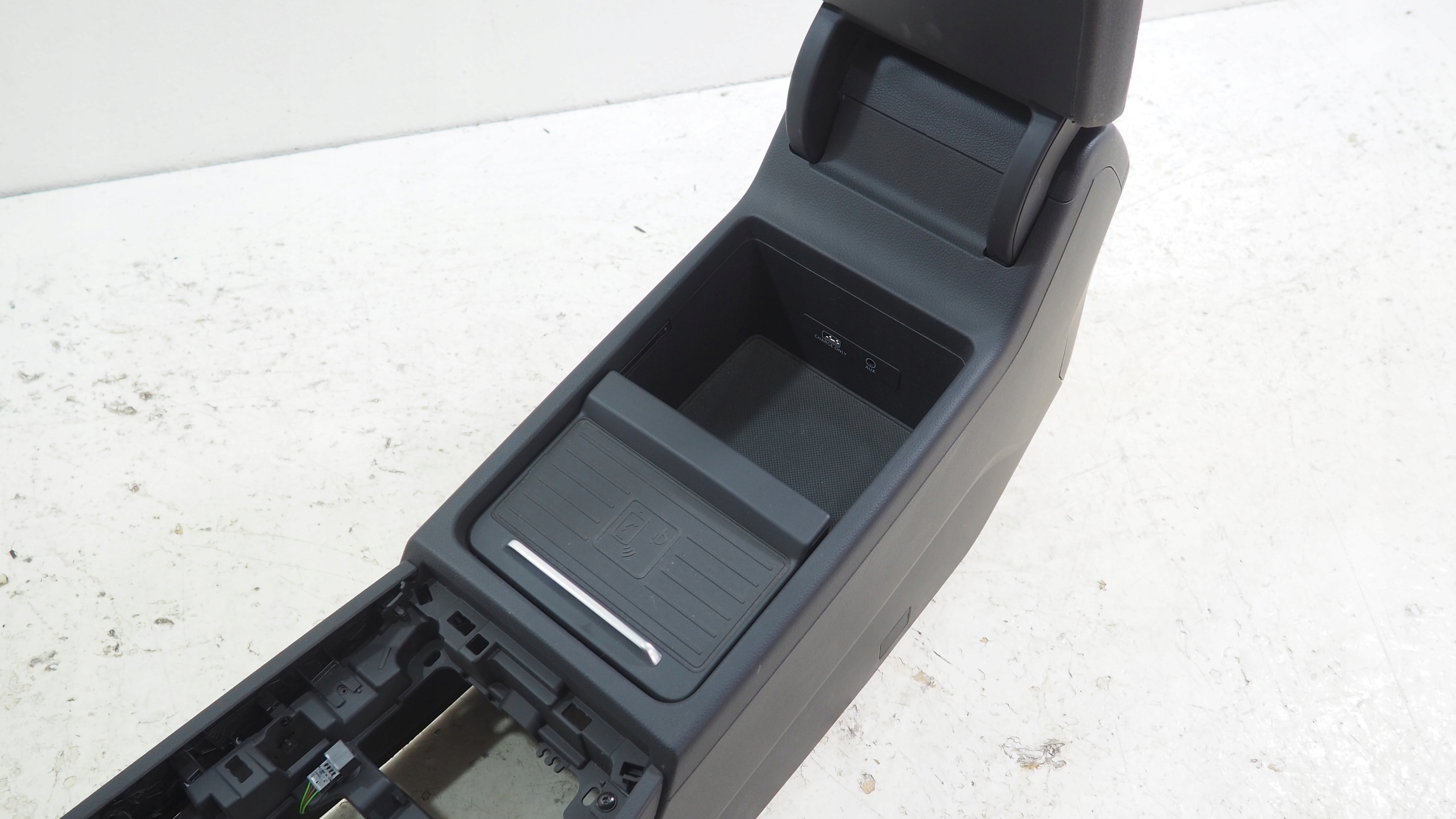 Audi Q5 II 80A tunel central armrest ladowarka indukcyjna