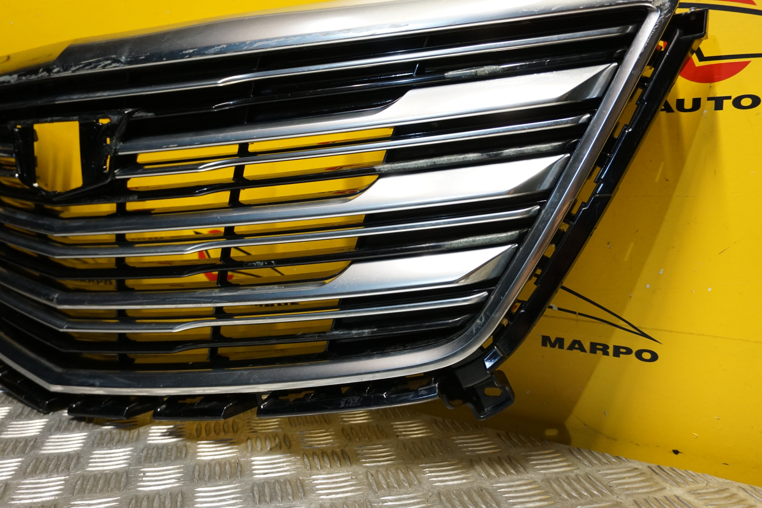 CADILLAC XT5 2017 - 2019 Atrapa Grill Przód Chrom 84497825 Kolor do lakierowania