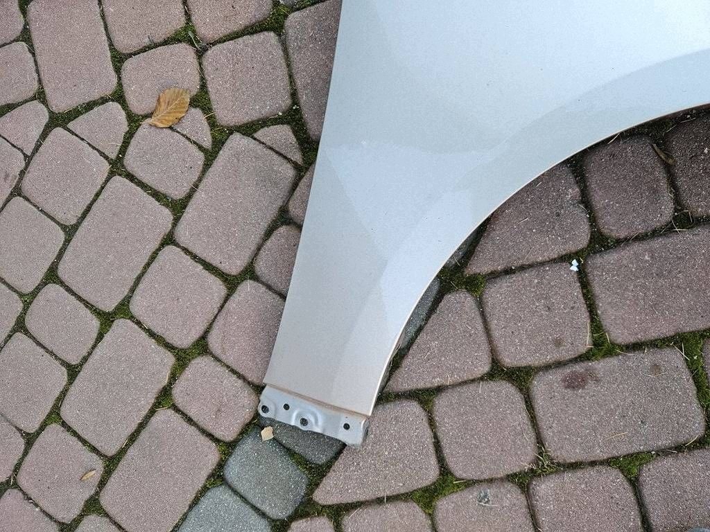 fender front front right grey of wheels. 587 - Toyota Corolla E210 E21