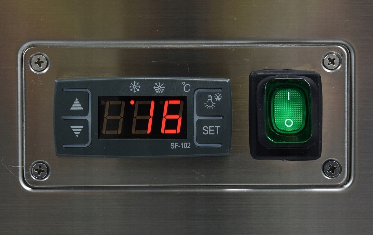 WITRYNA CHŁODNICZA NA CIASTA DESERY 300L CZARNA Szerokość półki 65 cm