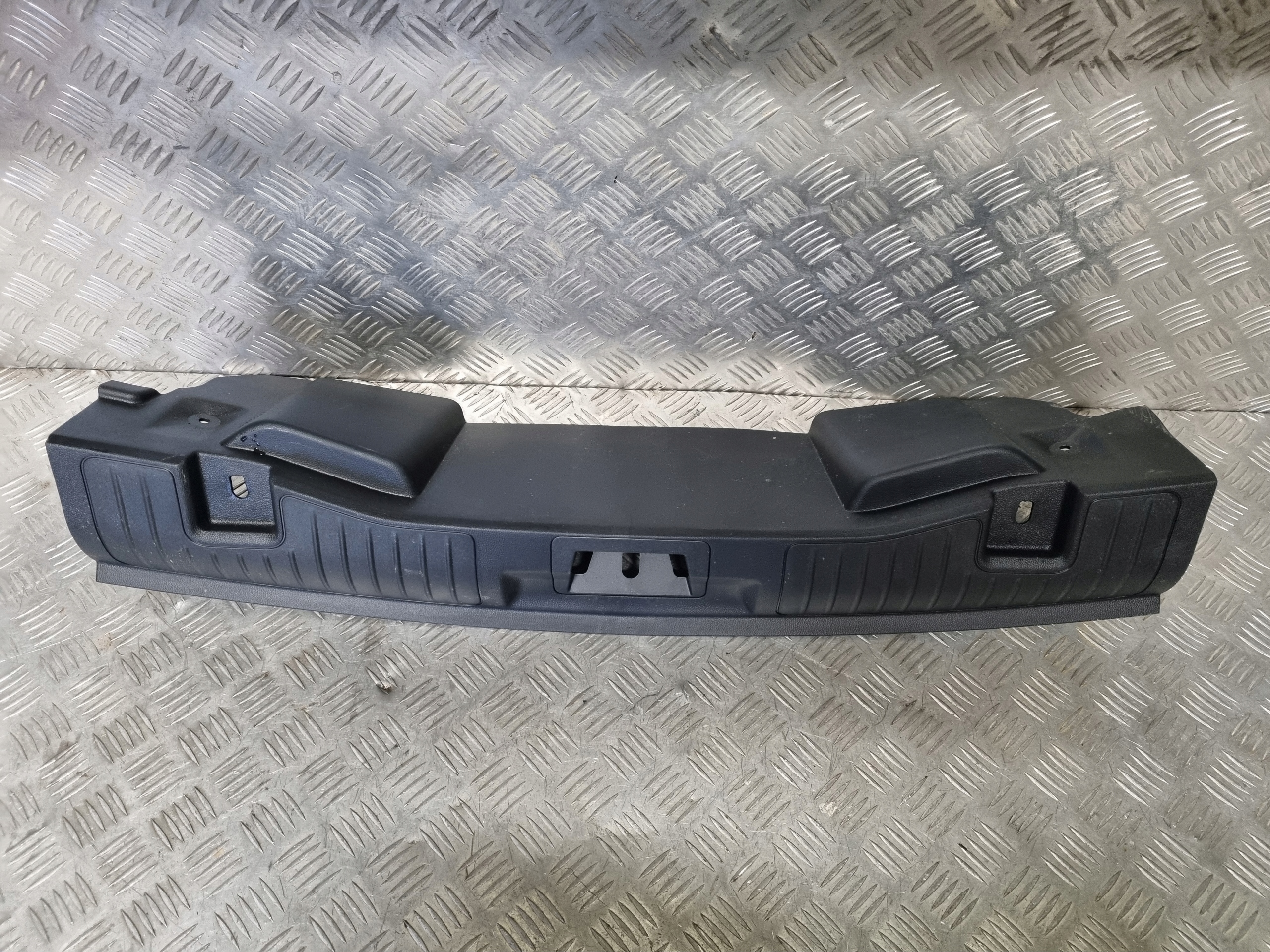 LV4B-S404C08-A - FORD KUGA MK3 21 R ЗАЩИТА РЕМНЯ ЗАДНЕГО БАГАЖНИКА