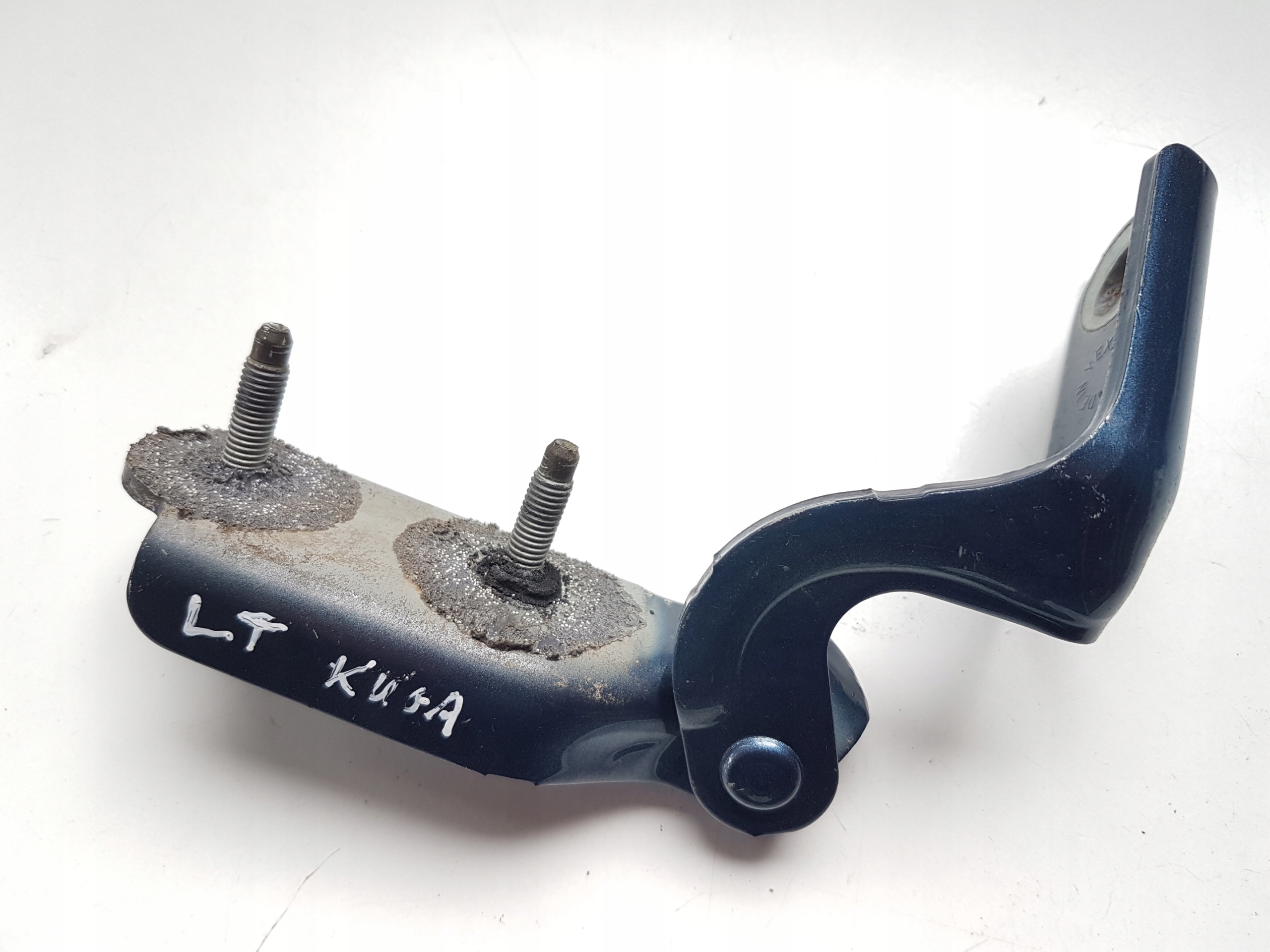 LJ6B-S42901-AB - ПЕТЛЯ ЗАКРЫЛКА ЛЕВАЯ ЗАДНЯЯ ДЛЯ FORD KUGA III MK3 19-22