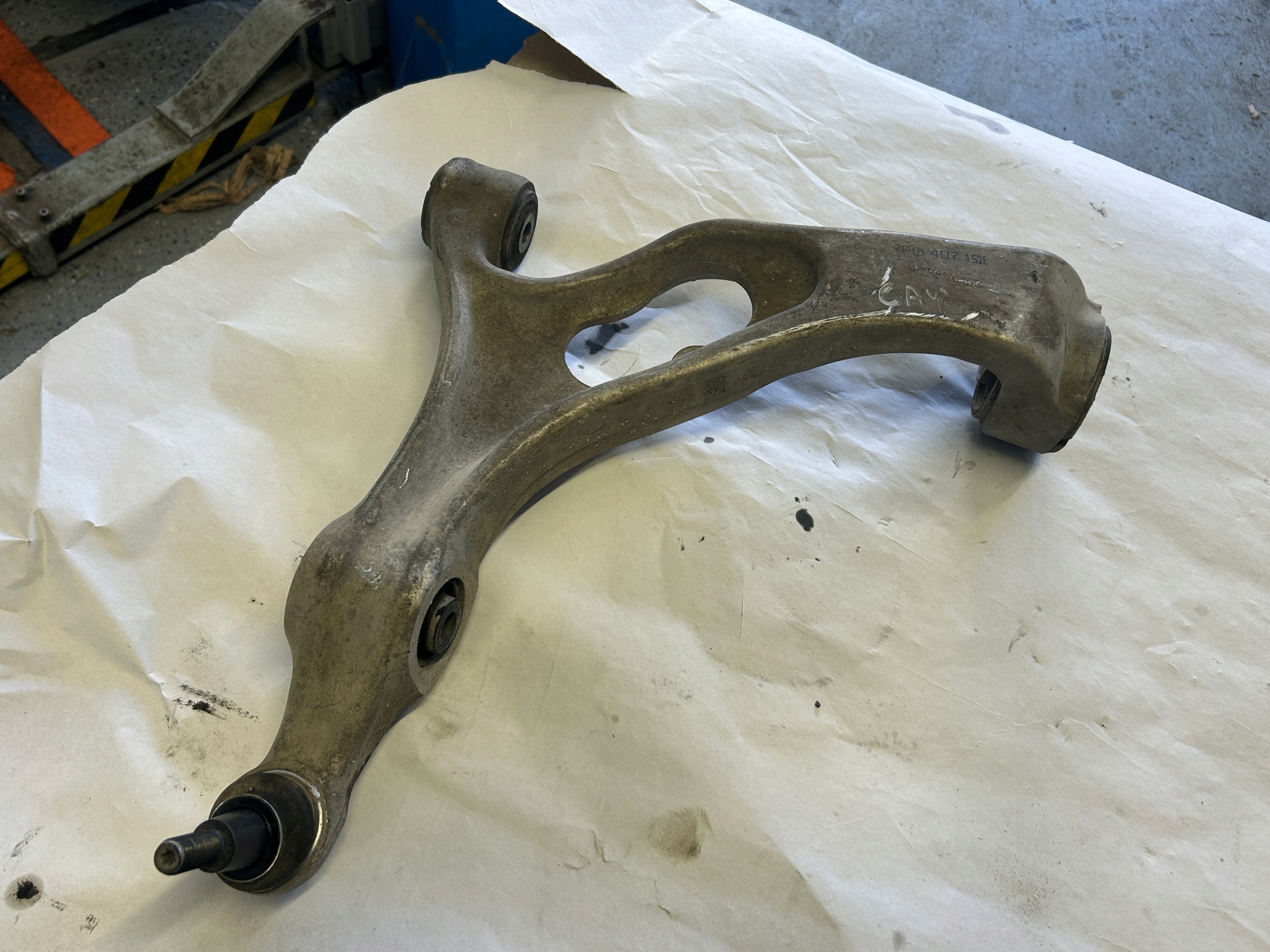 PORSCHE CAYENNE II 7P arm front right 7P0407152E