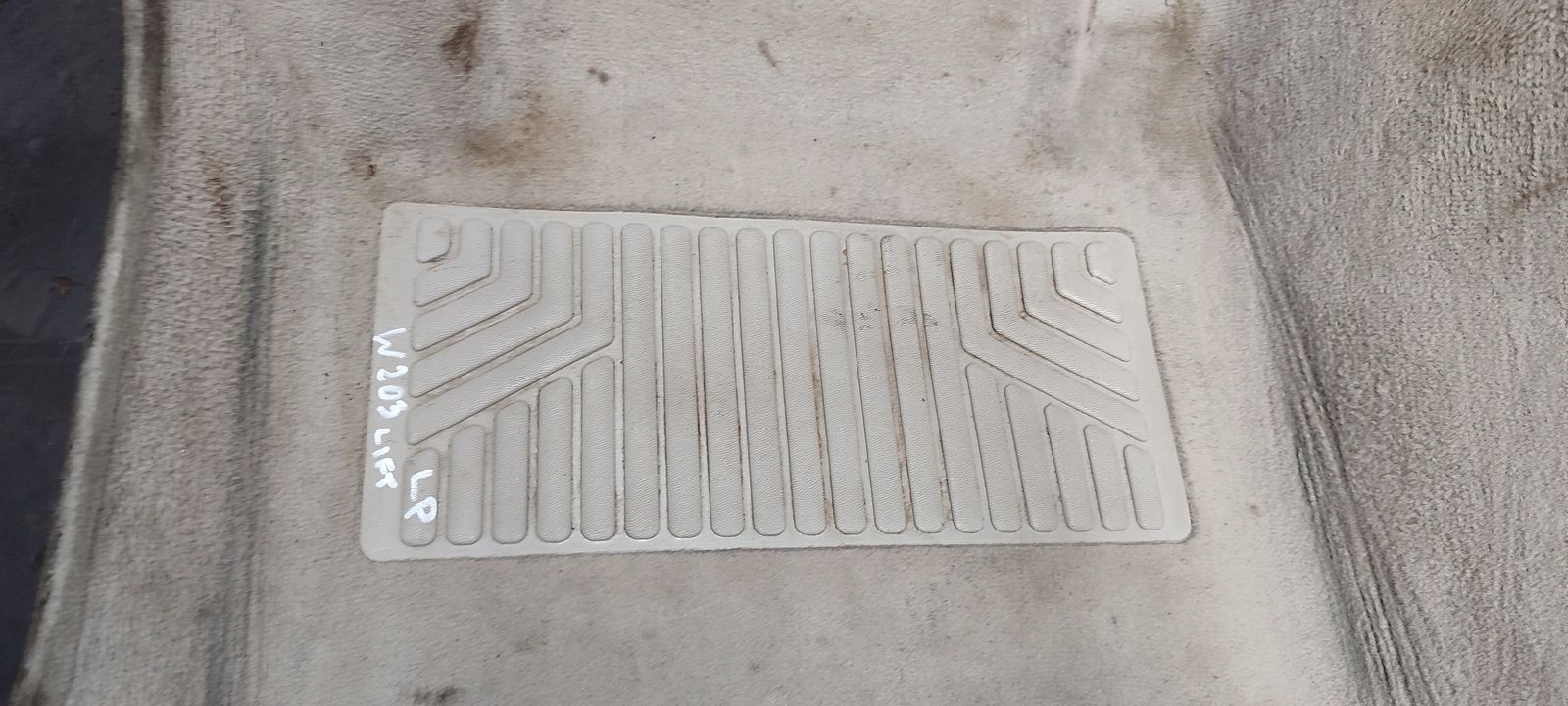 mats floor driver´s left Mercedes W203 LIFT 2,2 CDI
