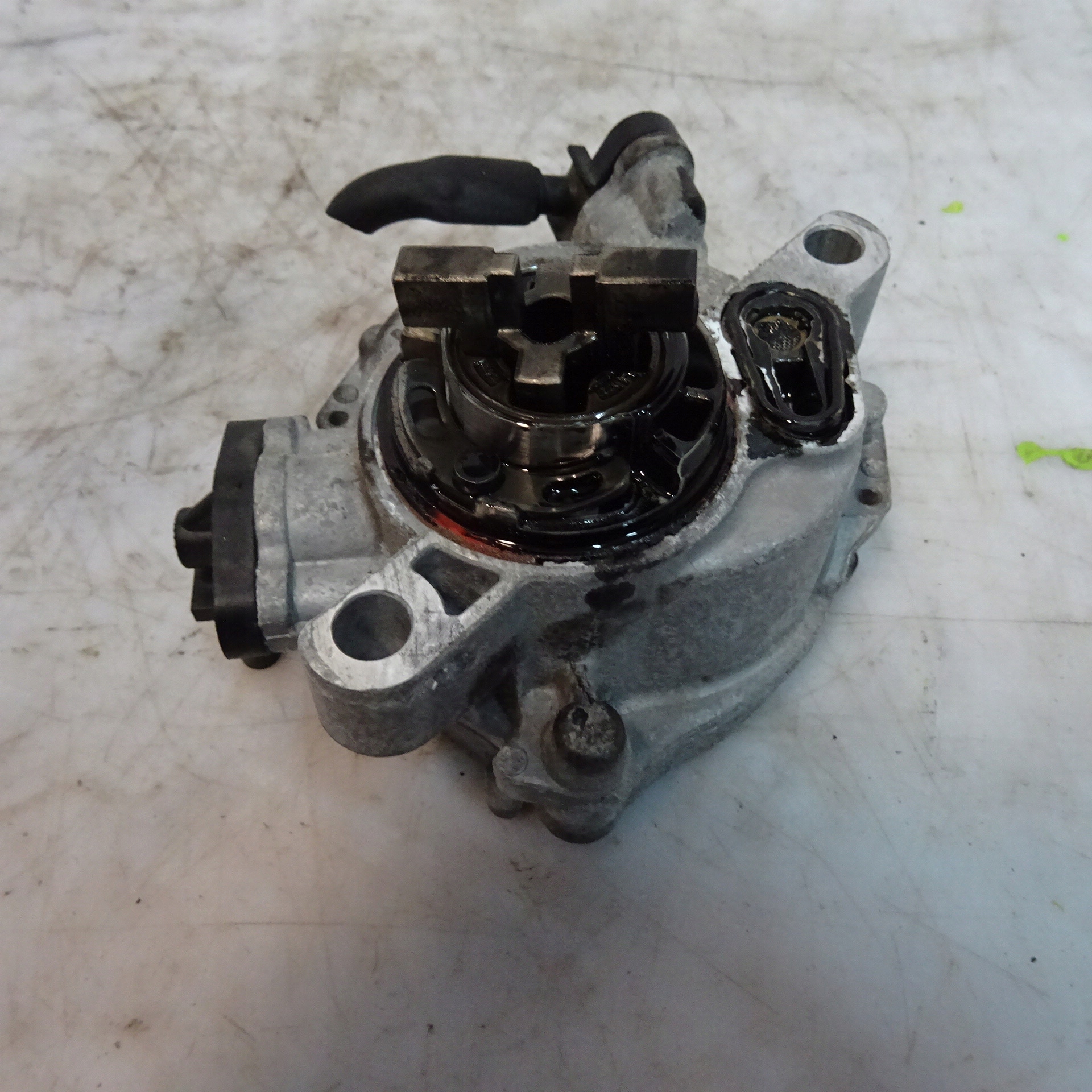 FORD Focus MK3 1.5 насос вакум 9804021880