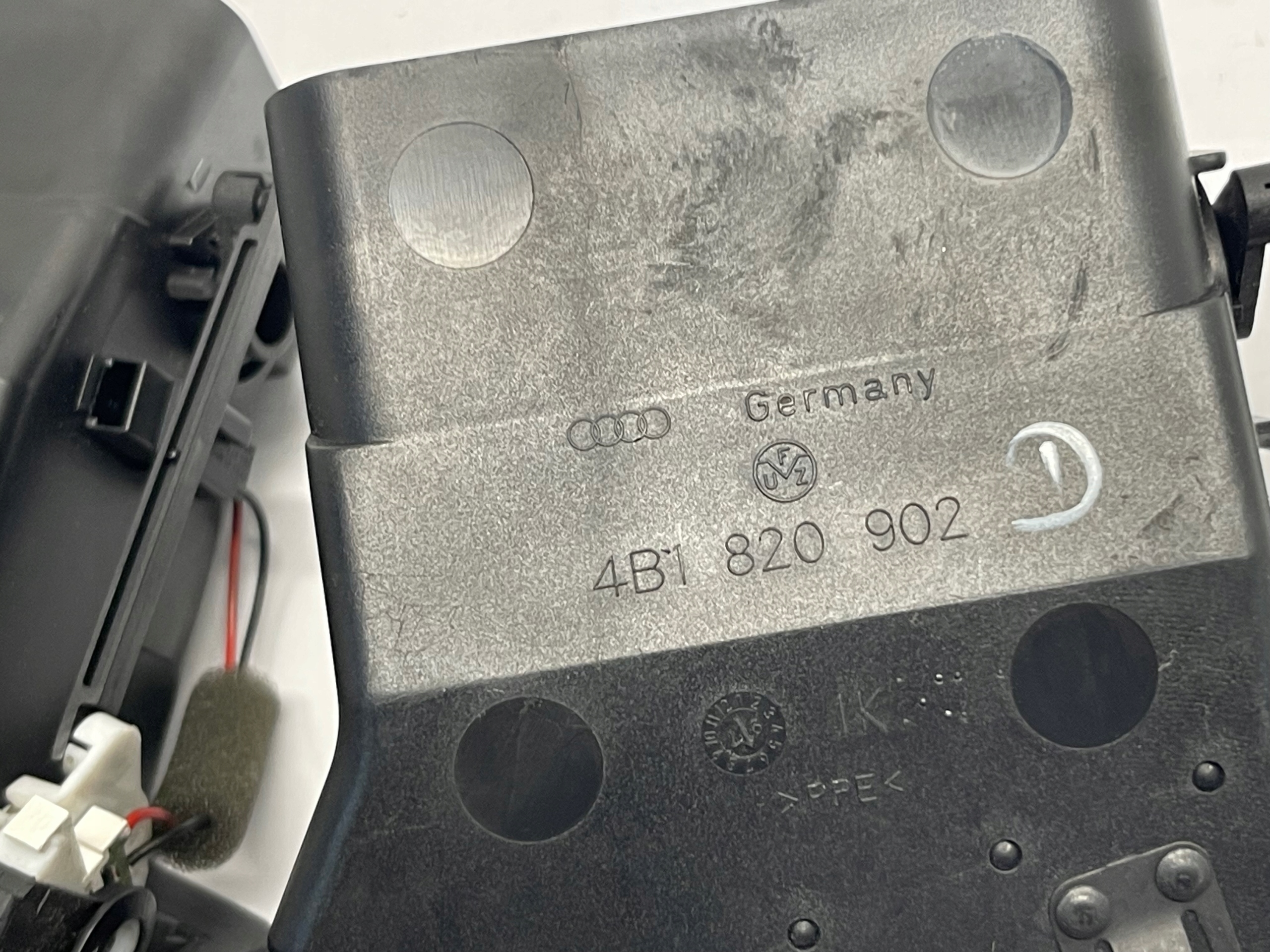 Audi OE 4B1820901 4B1820902