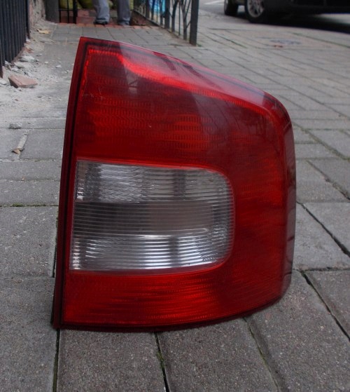 SKODA OCTAVIA 2 II LIFT 08-12 KOMBI PRAWA ORYGINAŁ