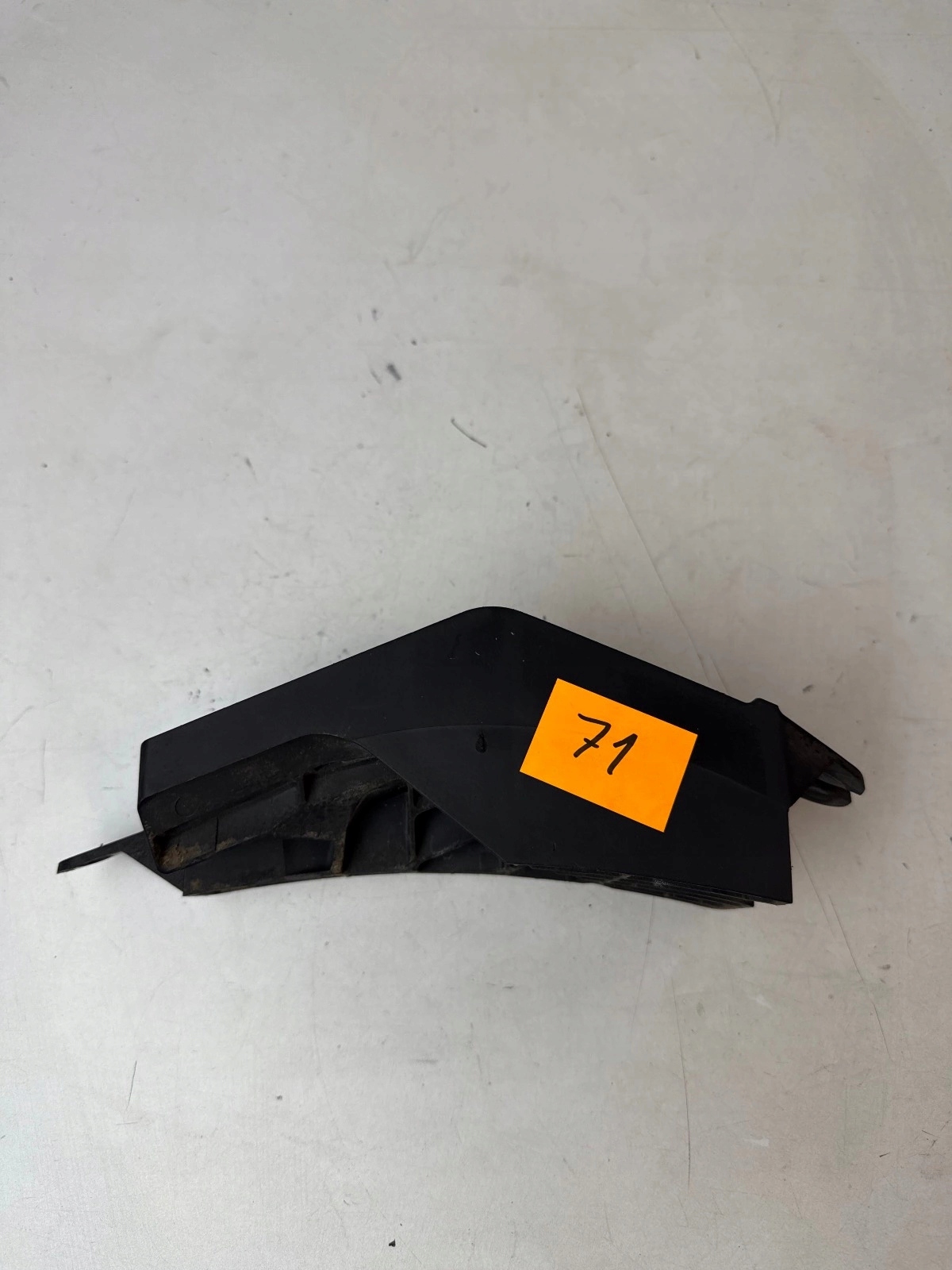 console wall support of the front left Mercedes W246 W117 W176