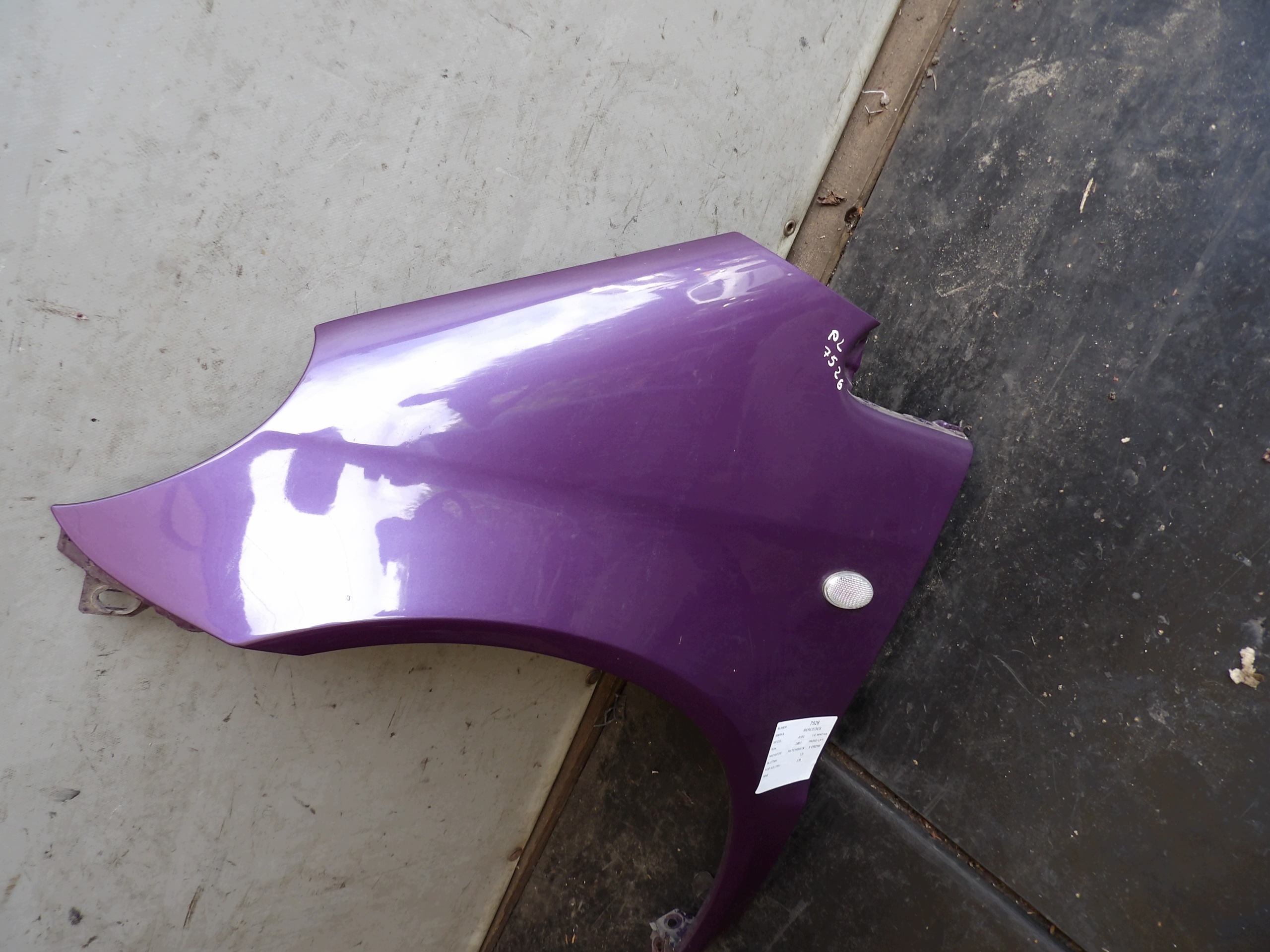 Mercedes A160 fender front left 370