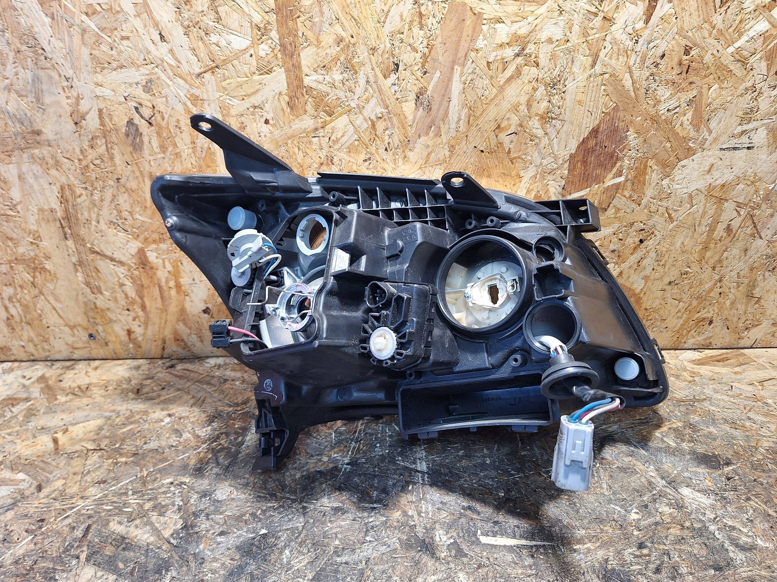 light left front TOYOTA AVENSIS T25 02-06 EUROPA
