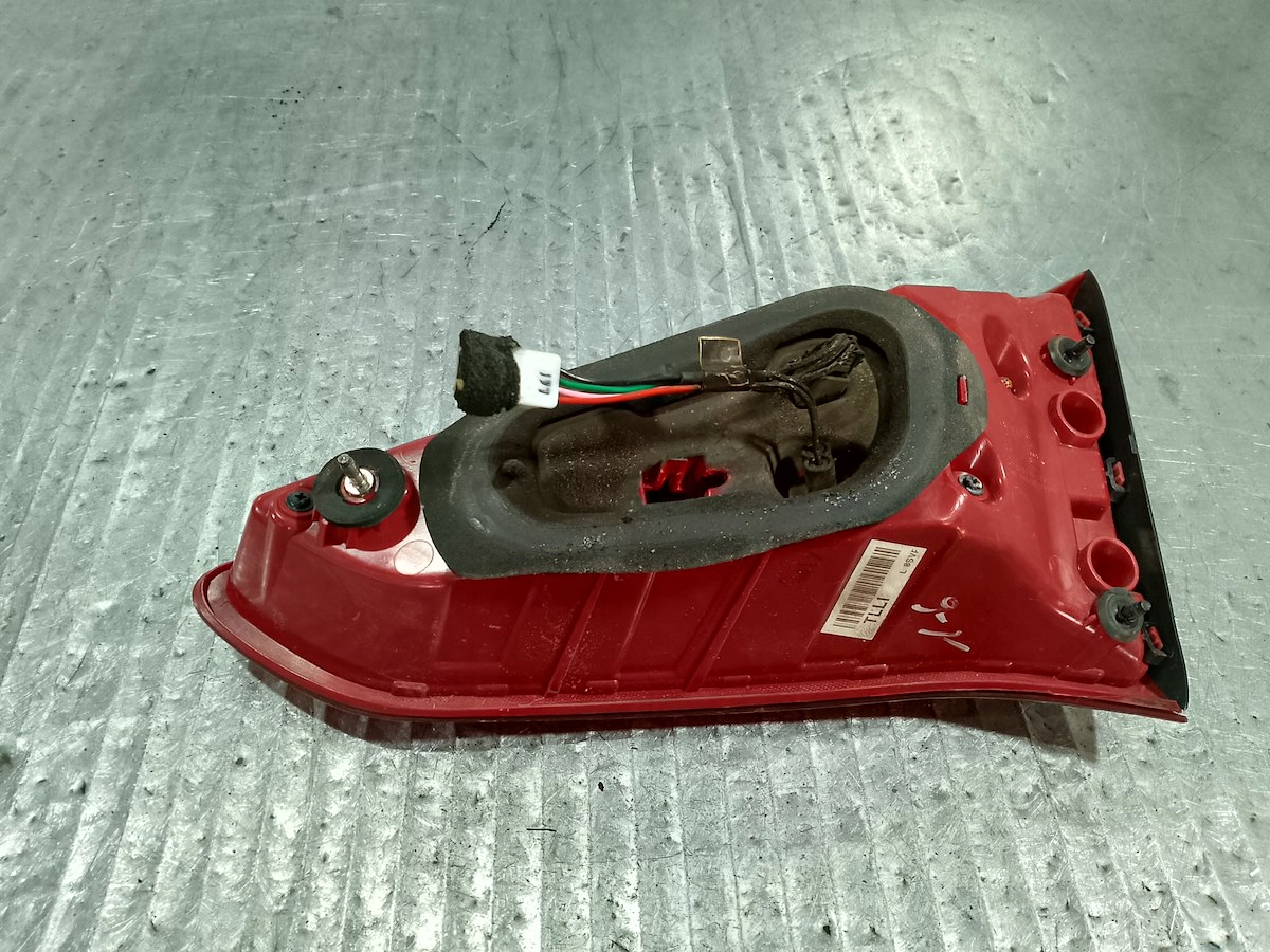LAMPA TYLNA LEWA W KLAPE HYUNDAI TUCSON 92403-D7 92403-D3 Numer katalogowy części 92403-D7  92403-D3