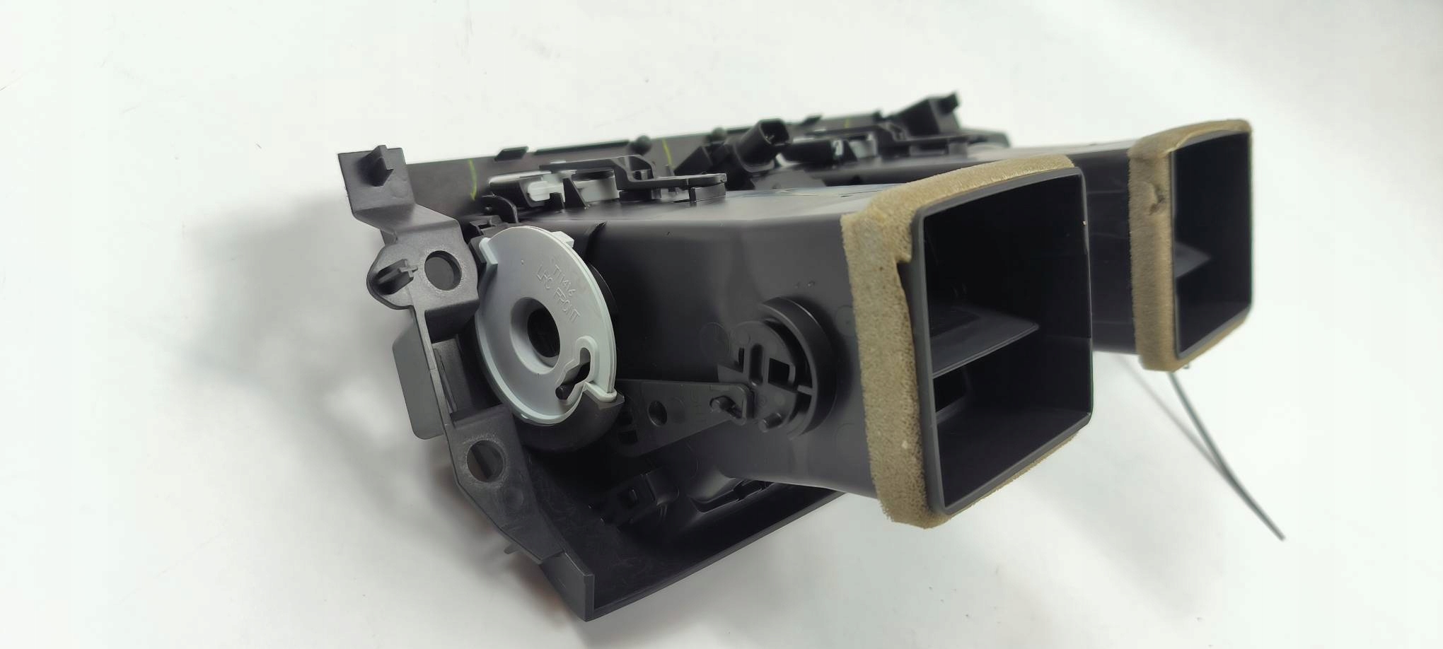 grid air conditioning devices 15266445R CADILLAC DTS