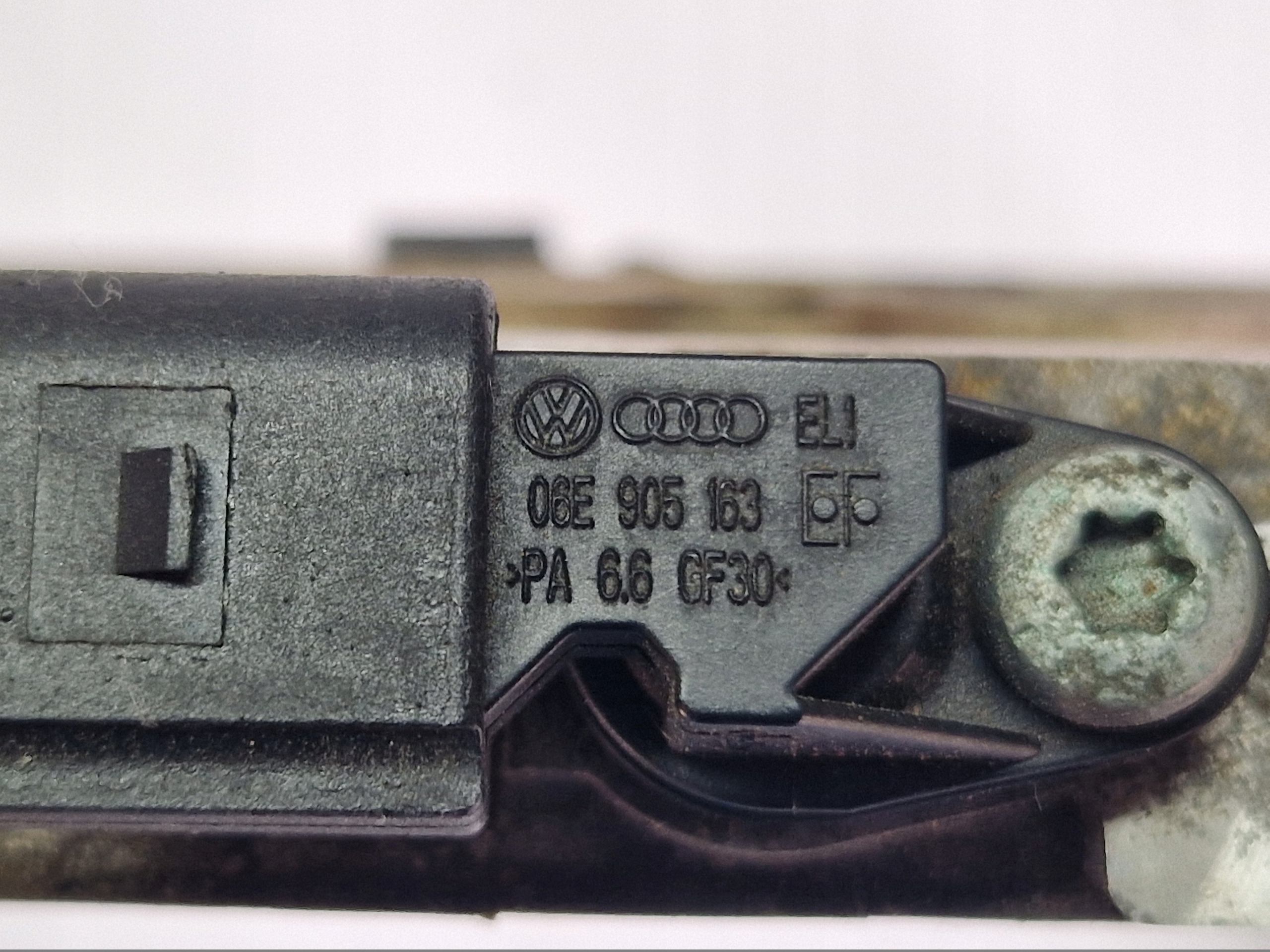 AUDI A6 C6 A6C6 Abdeckung Blende Abdeckung WALKOW des Zahnrads 06E103286