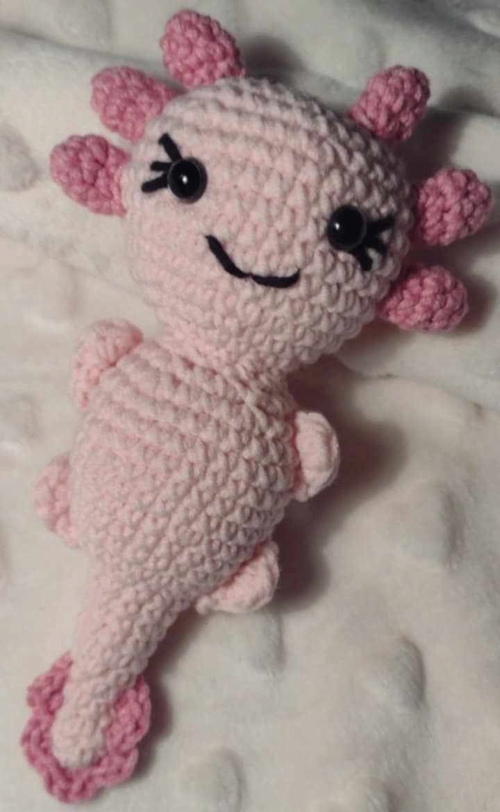 Aksolot / Axolot różowy na szydełkupluszak maskotka - ambystoma meksykańska