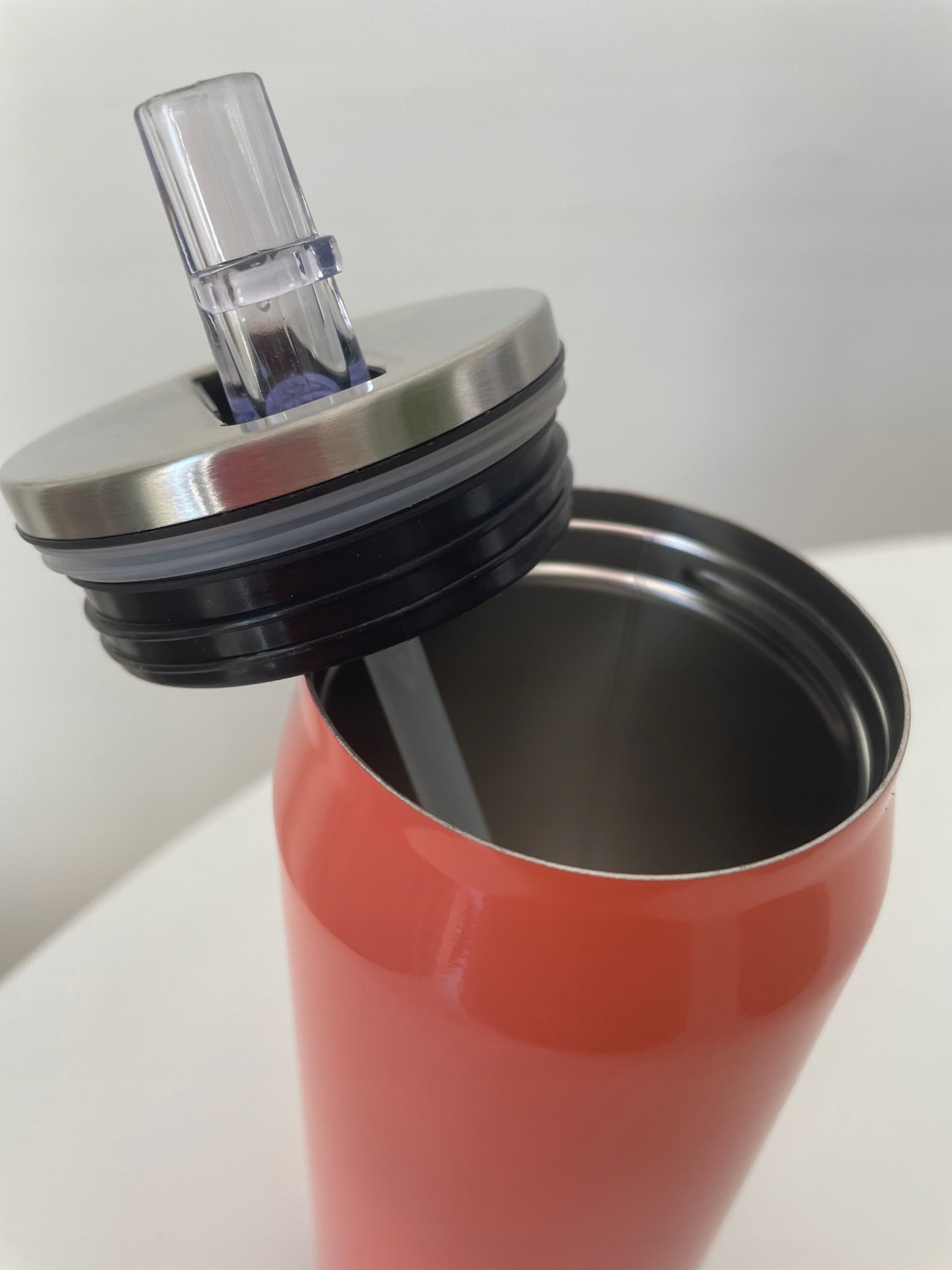 BIDON CZERWONY TERMICZNY Z SŁOMKĄ ZAMYKANY POKRYWĄ Model Colors