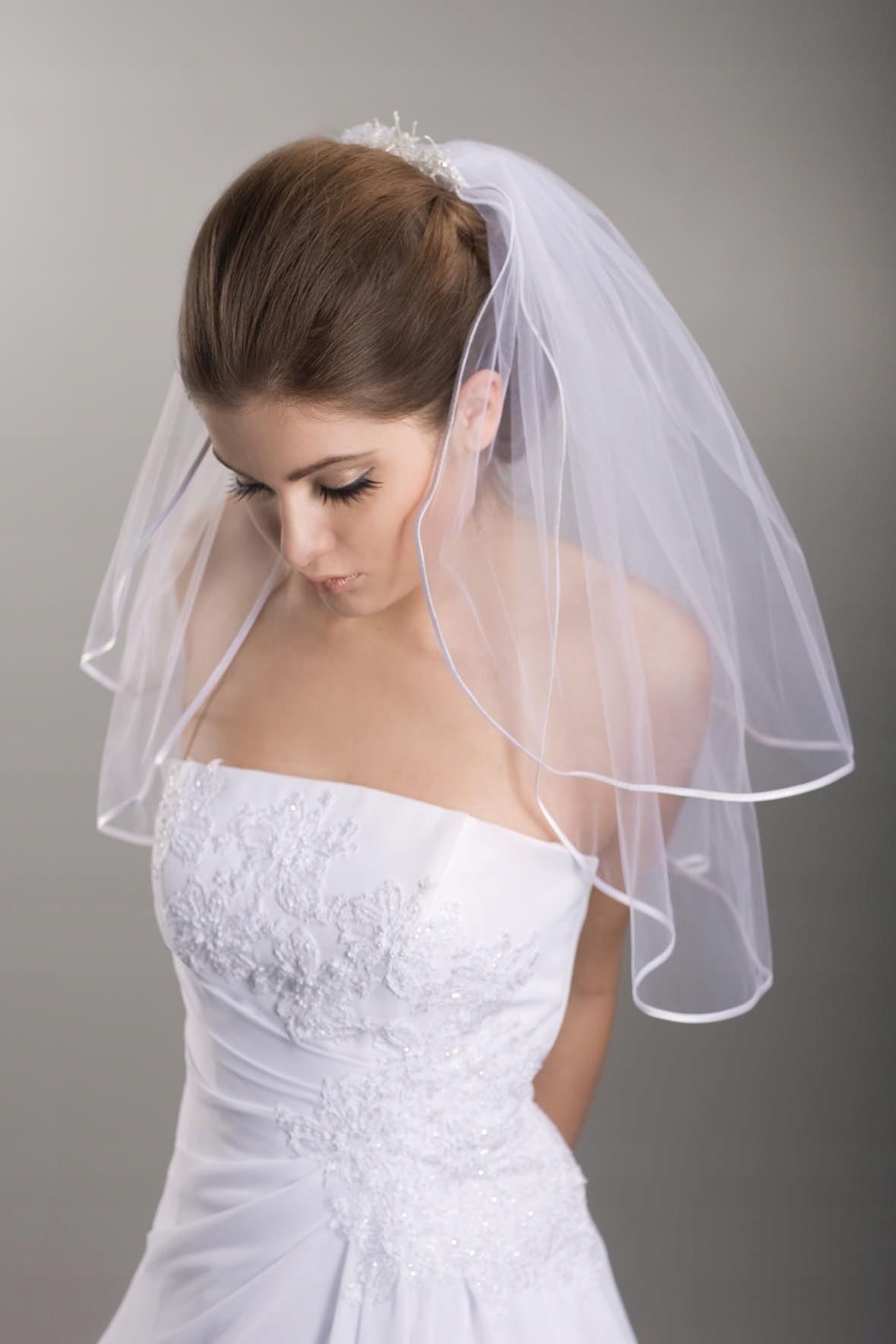 

Welon ślubny W-10 Biały obszyty lamówką